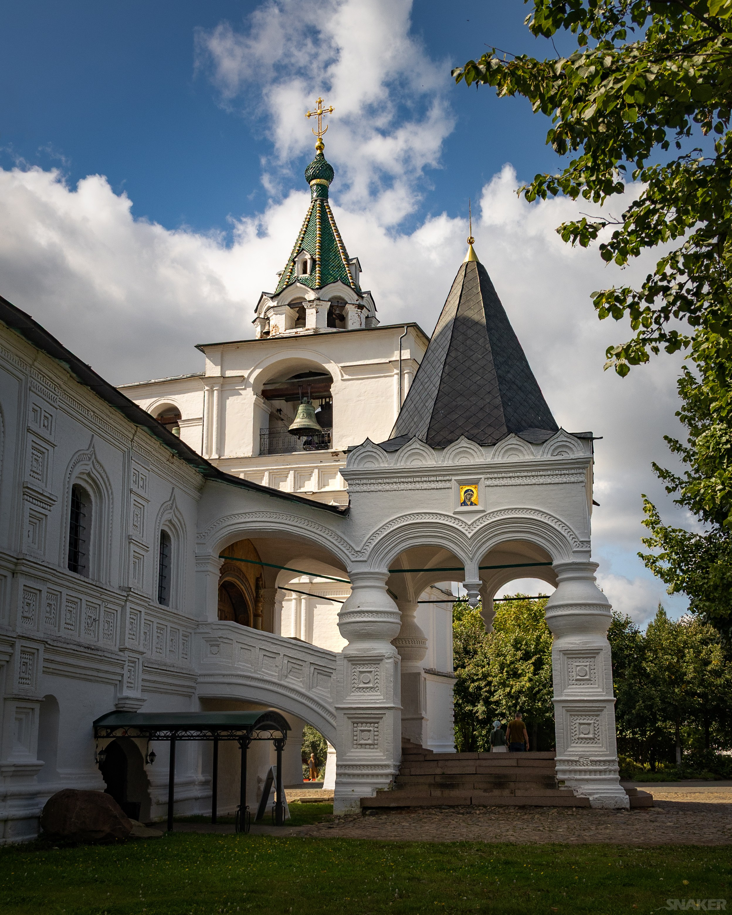 Кострома. Ипатьевский монастырь. Звонница и крыльцо Троицкого собора.