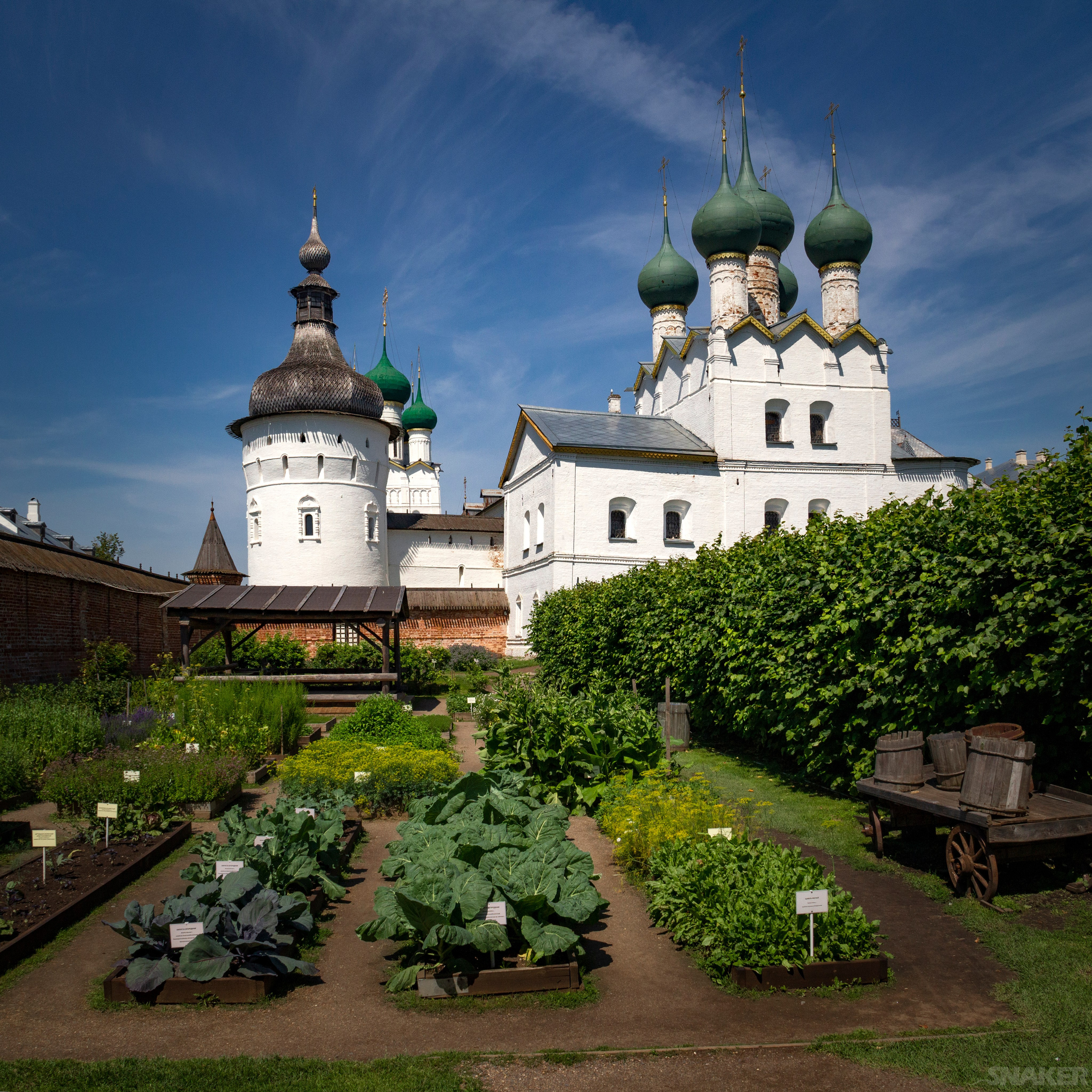 Аптекарский огород Ростовского кремля.Григорьевская башня и церковь Григория Богослова.