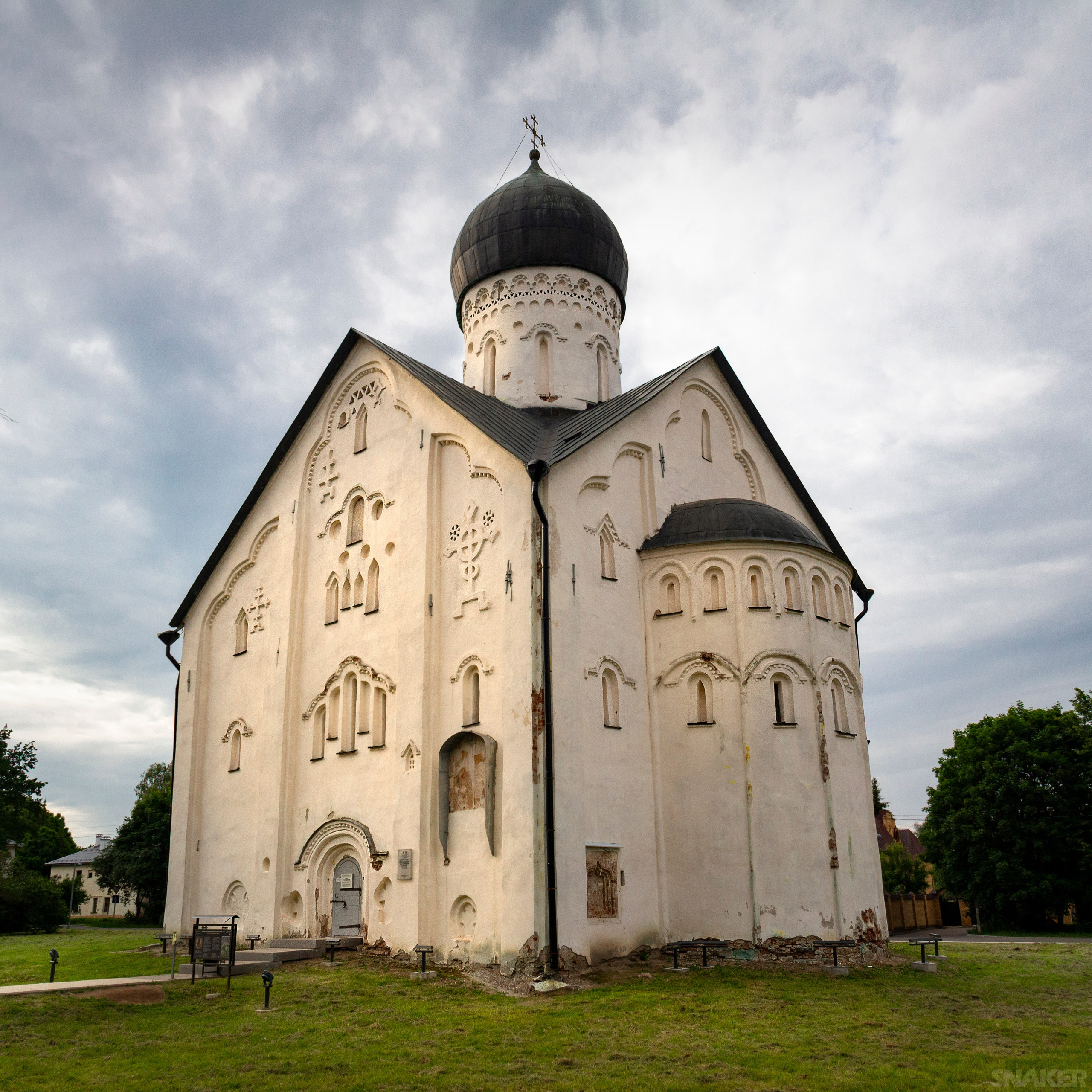 Великий Новгород.Церковь Спаса Преображения на Ильине улице (1374 год), хранящая на своих сводах фрески Феофана Грека.