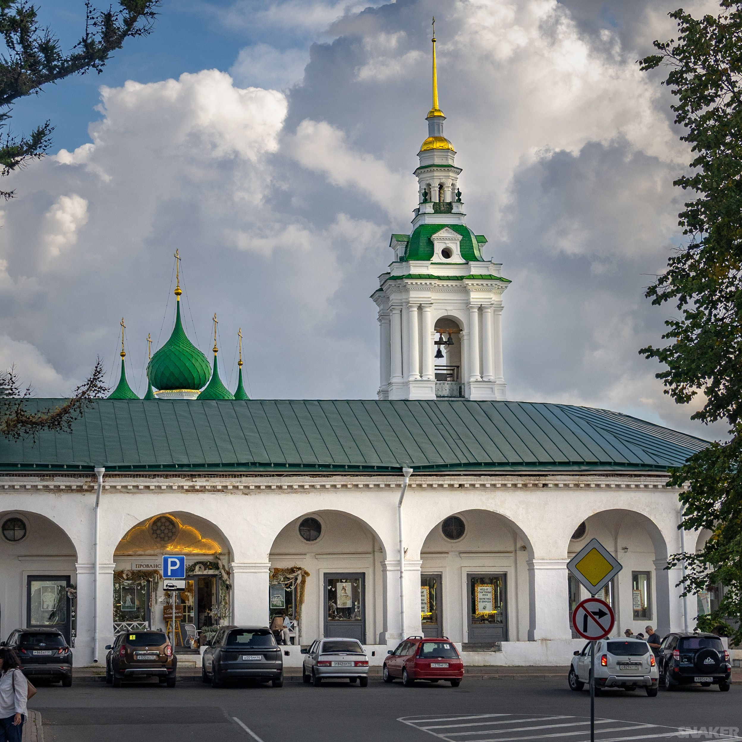 Кострома. Красные ряды и церковь Спаса.