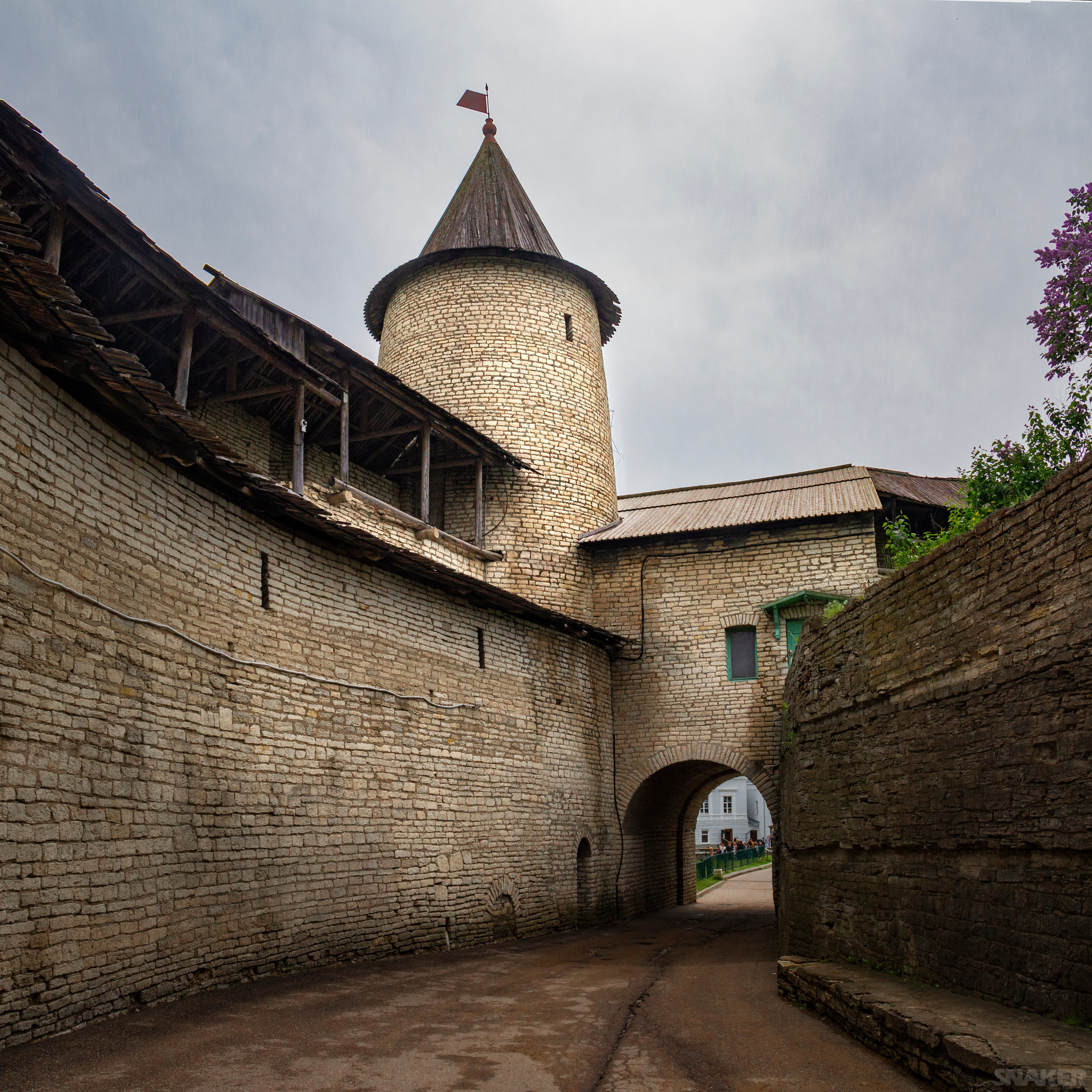 Захаб ("каменный мешок") у Троицкой башни Псковского крома.