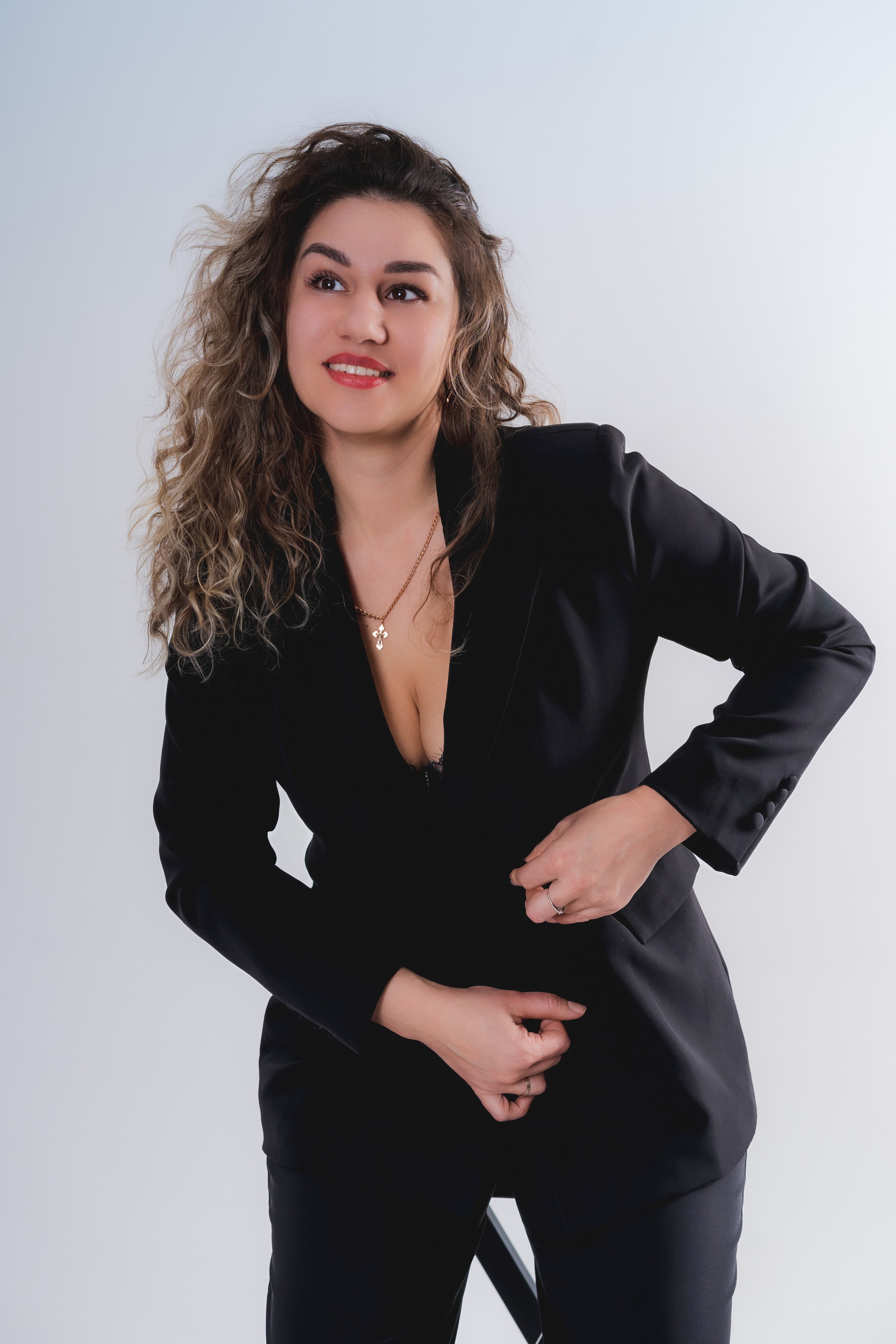 Женский портрет, нежный образ, естественное освещение, студийная съёмка, мягкий женский образ, крупные глаза, улыбка, натуральный макияж, элегантная причёска, белый фон, 