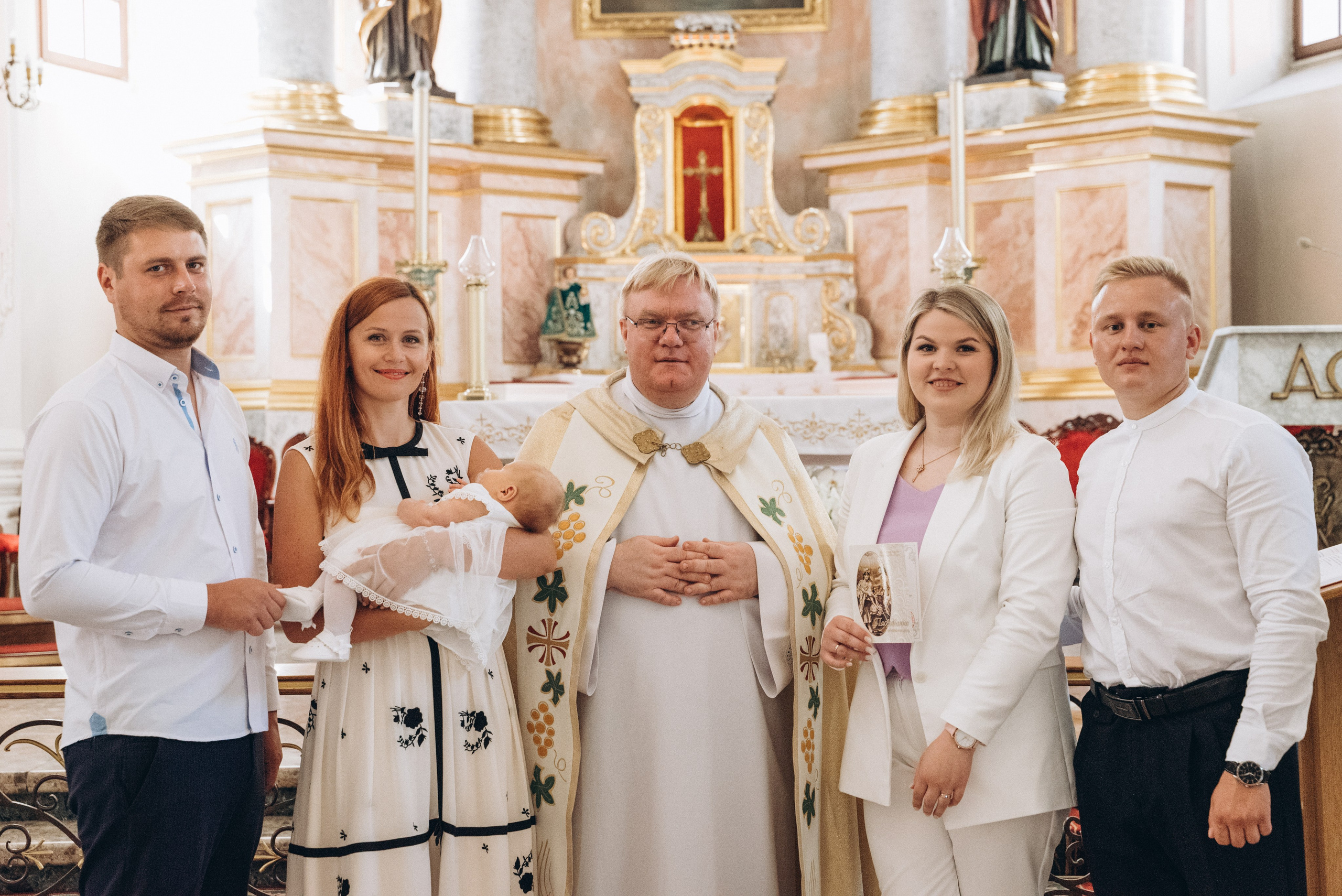 Католическое крещение (частично конфиденциальная). Семейный фотограф в Минске Дарья Дреко