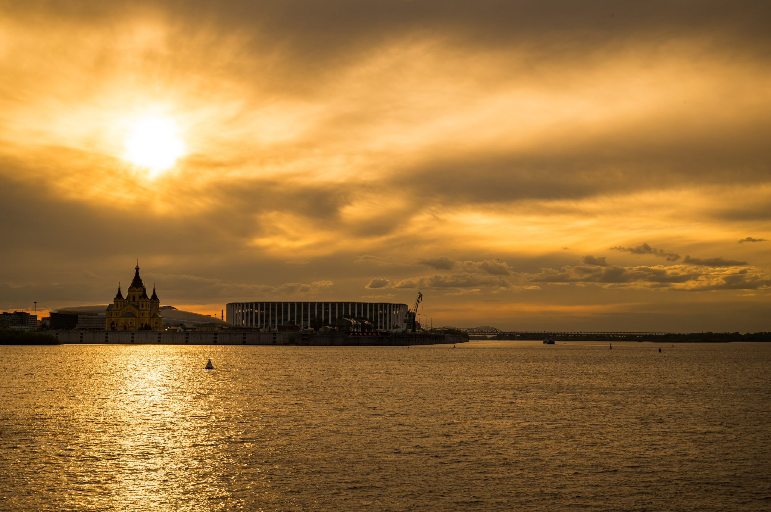 Стрелка в Нижнем Новгороде в золотистых цветах на закате