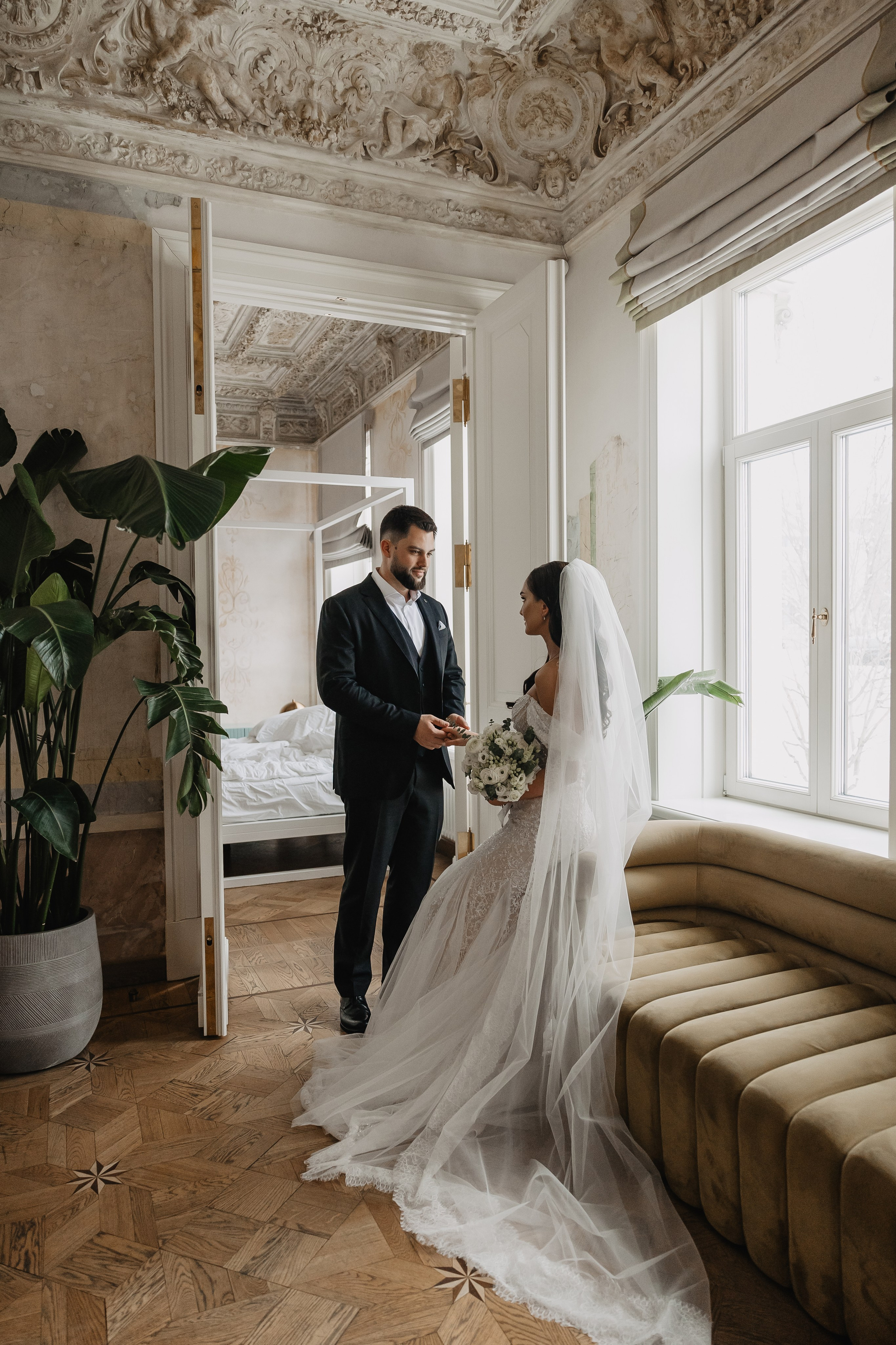 Свадебное утро жениха и невесты и свадебные сборы в отеле Twelve Reasons в Москве