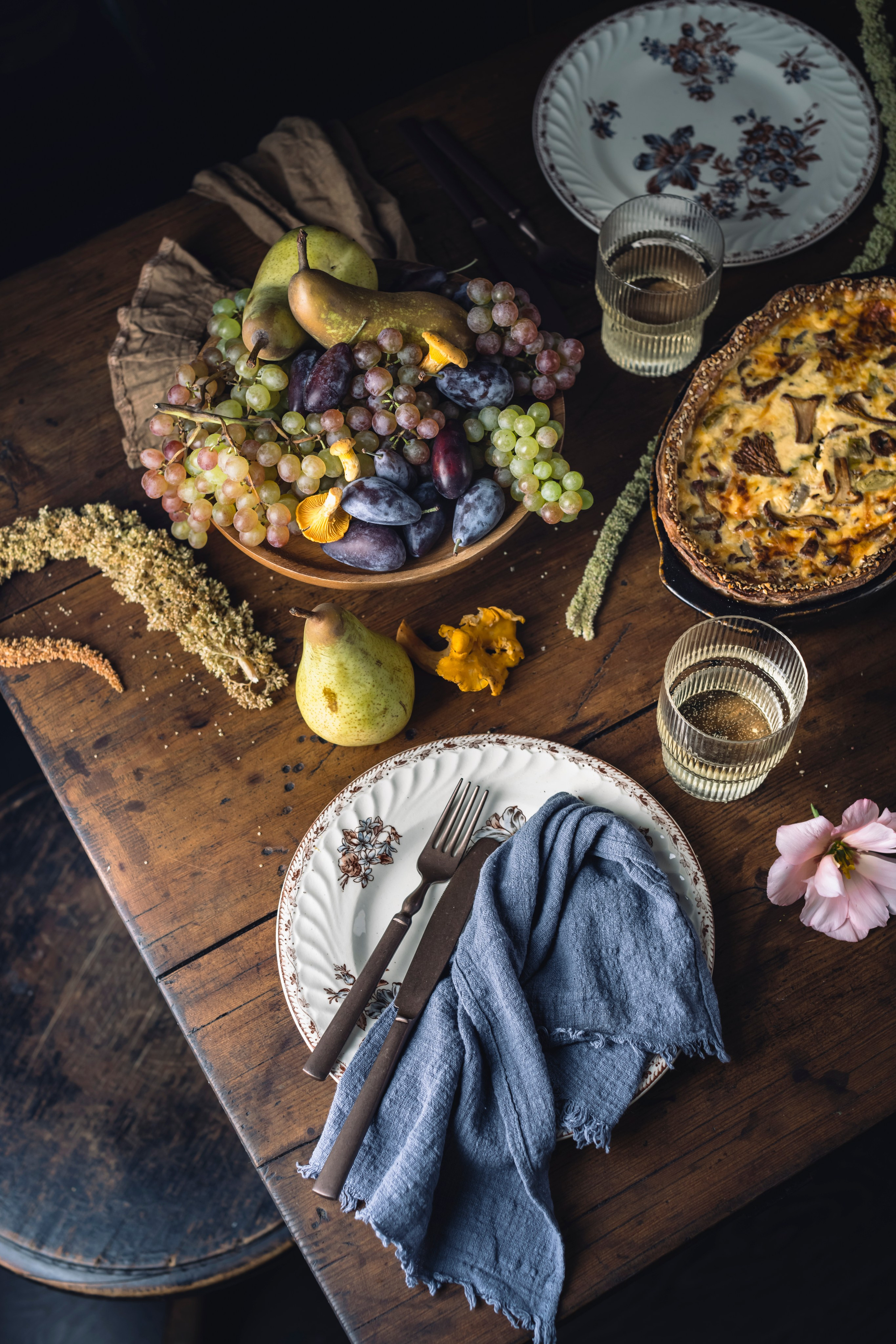 Киш с лисичками сервировка. Foodie Stories (гастрономические истории) рекламная фуд-фотосъёмка, Москва