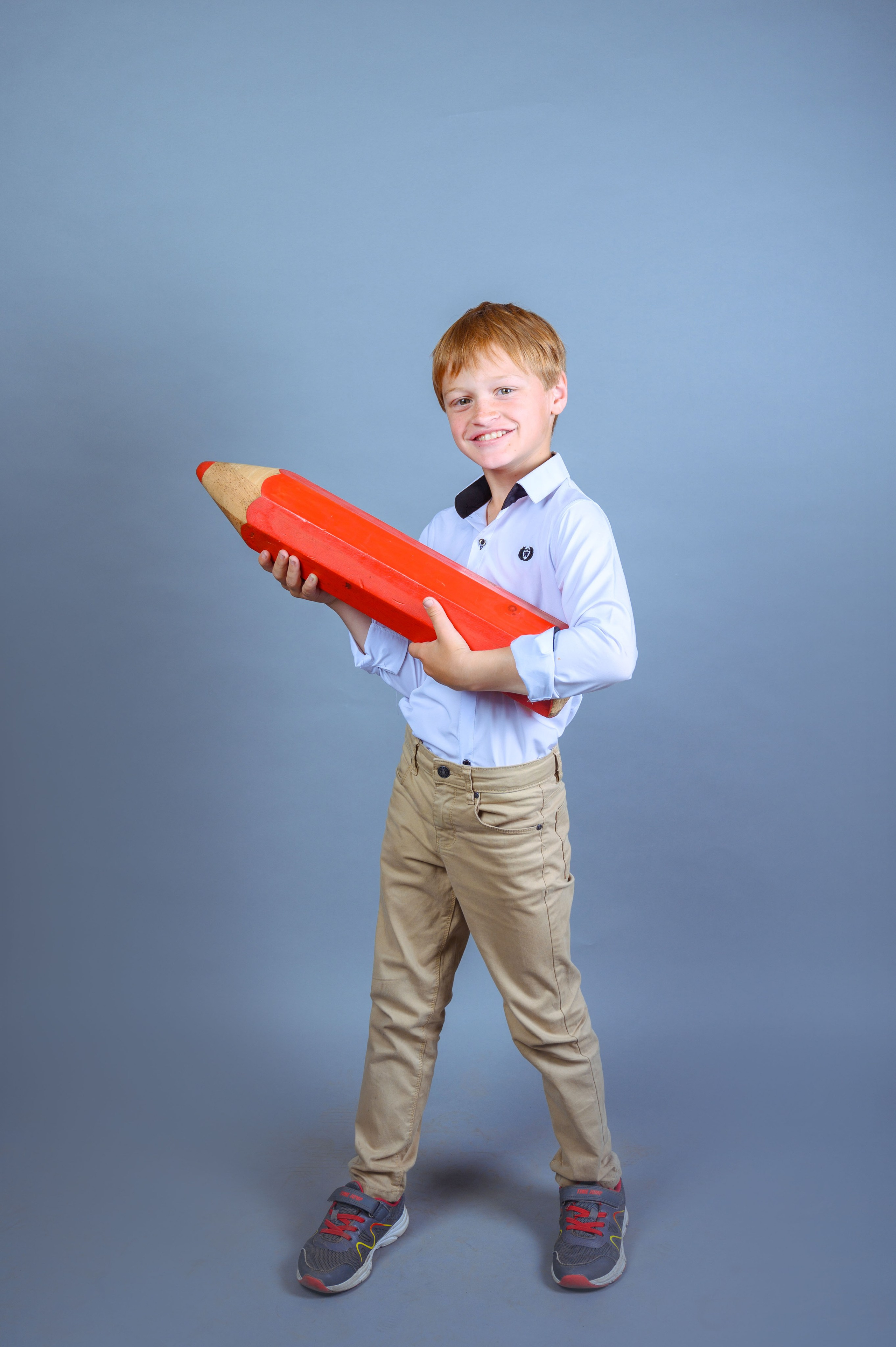 Фотосъемка на фоне с реквизитом. Фотограф. Выпускные альбомы в Барнауле