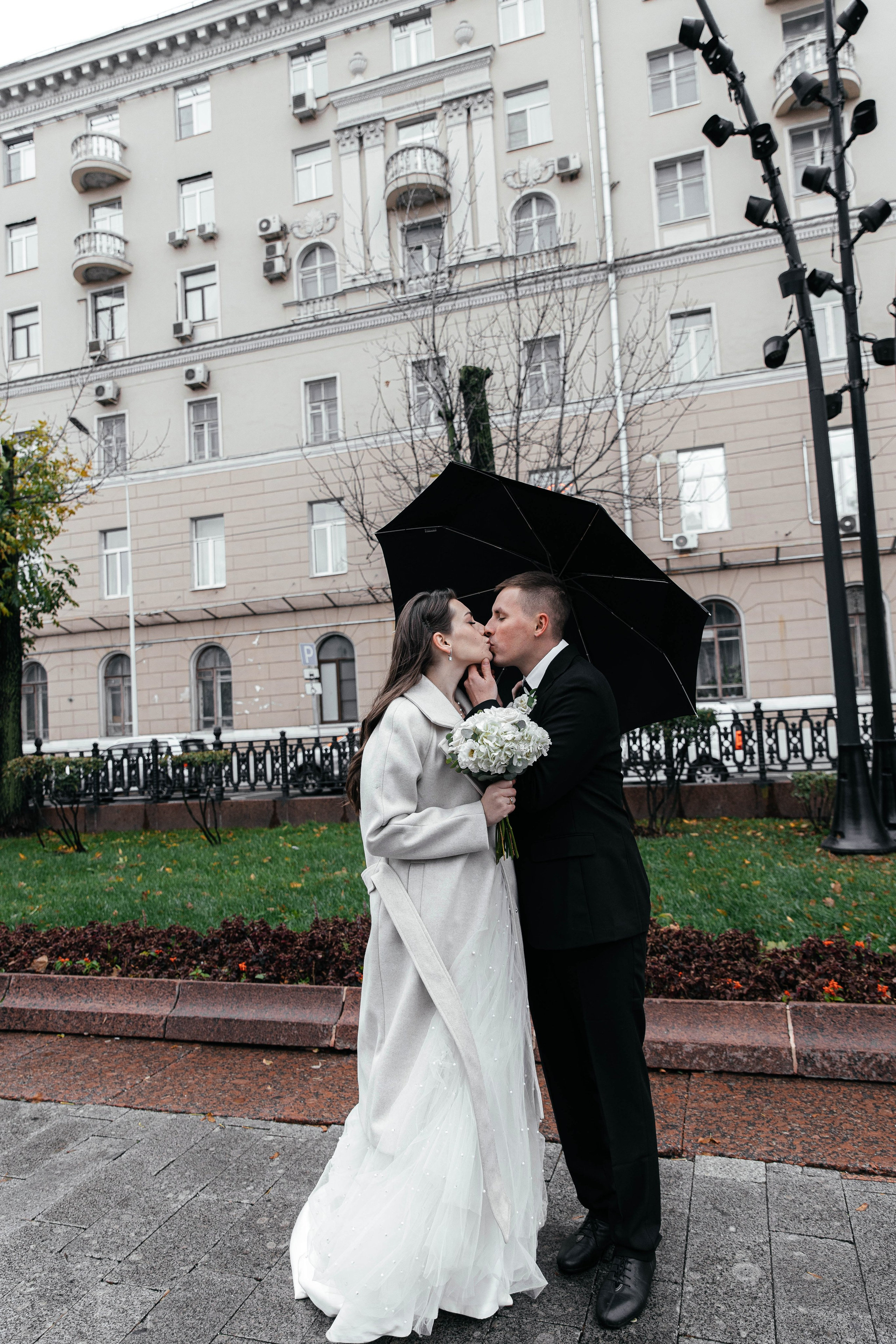 Прогулка под дождём. Свадебный фотограф в Москве