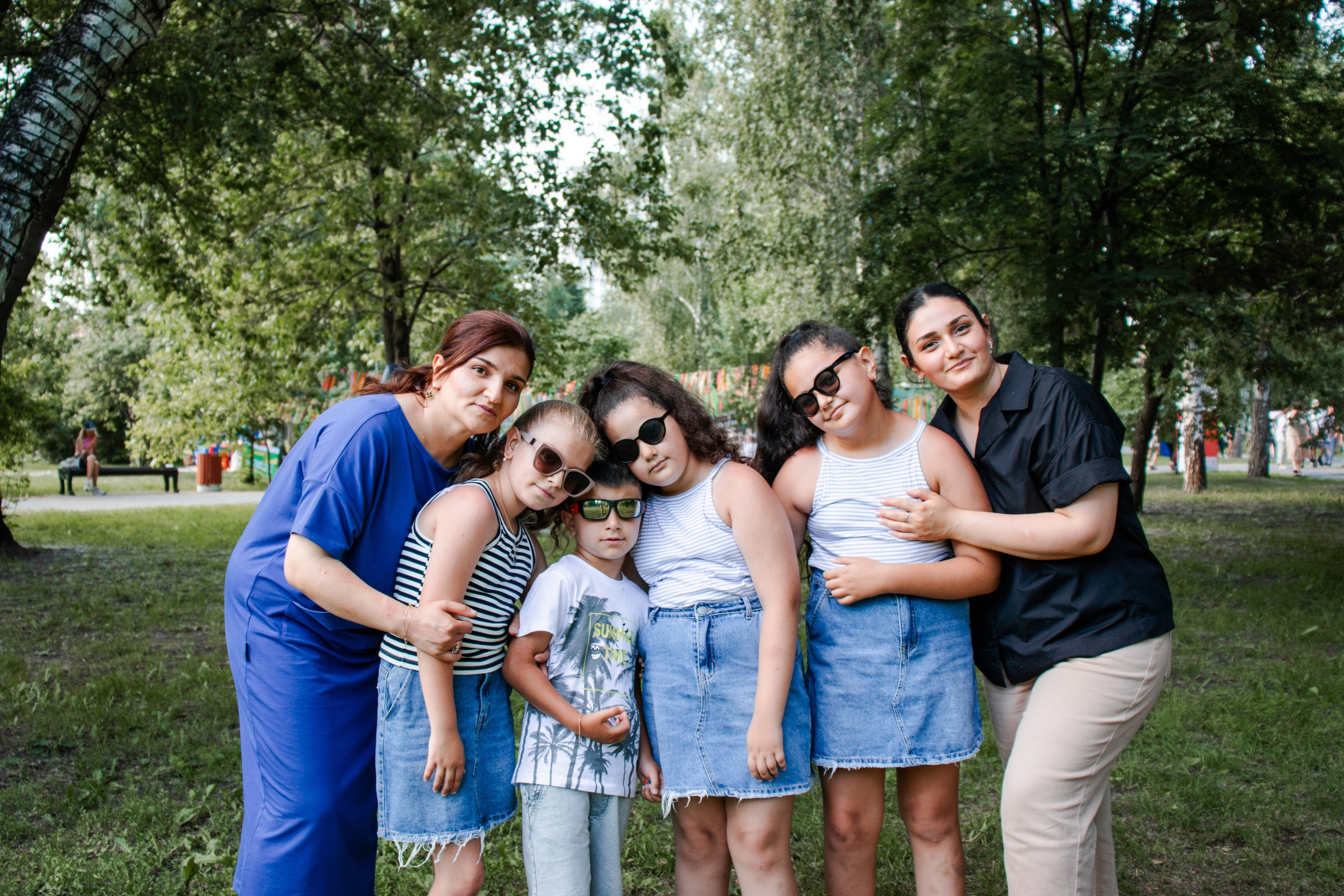 Семейная прогулочная летняя фотосессия в городском саду города Томска