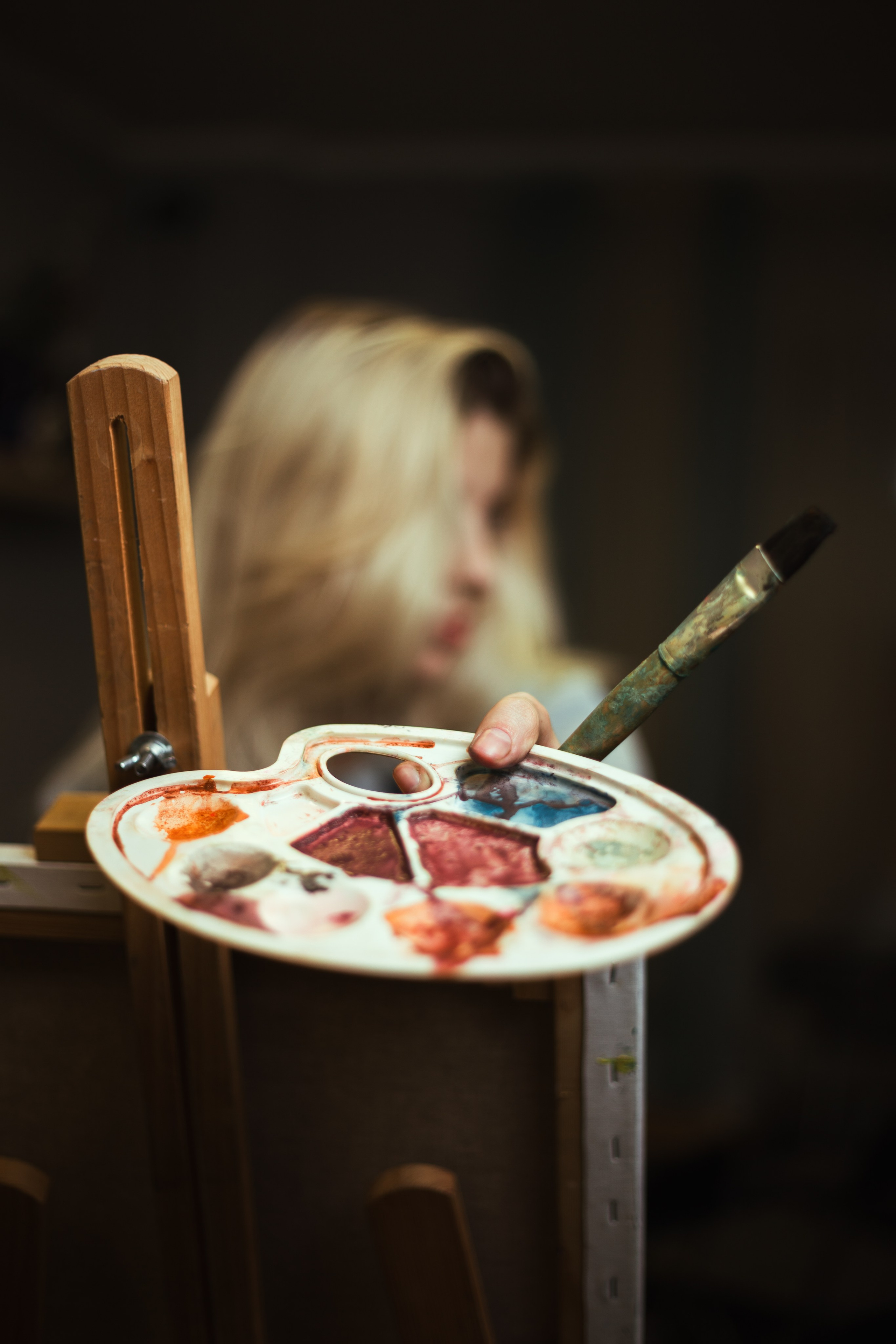 Погрузитесь в мир искусства: девушка рисует в студии, окруженная красками и кистями. Эмоциональные и вдохновляющие моменты, запечатленные в фотографиях. Откройте для себя атмосферу творчества и искусства в нашем альбоме 'Художественная атмосфера'. Девушка, Красивая дувушка, Красотка, Хужожесвенная, Художественная сутдия, Мальберт, Рисование, Краски, Фотосессия, Блоднинка, Творческая, Студия, Чудеево, Кофе, Кисти, Акверель, Портрет, Картина, Исскуство, Позирование, 