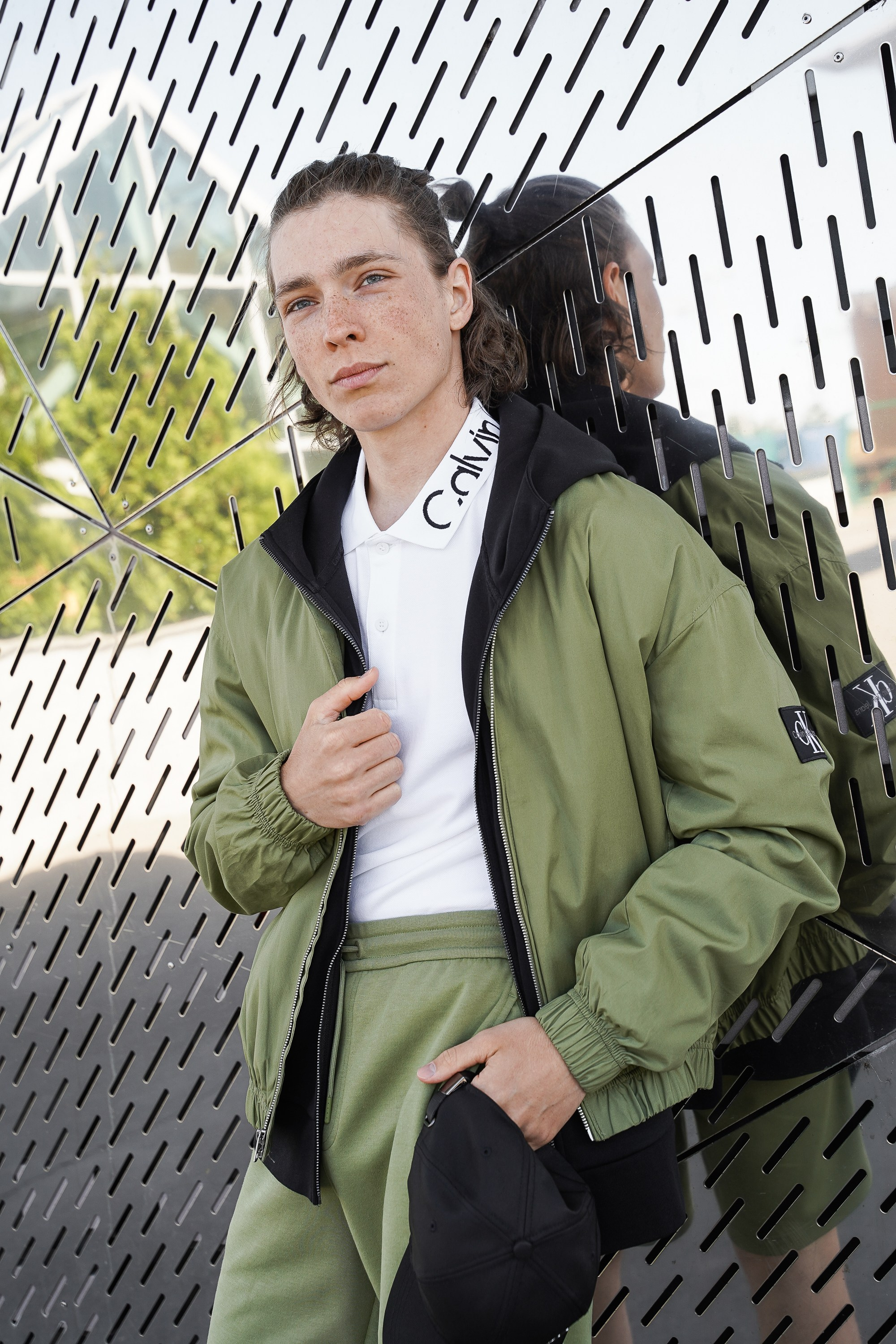 Парень модель в зеленой куртке