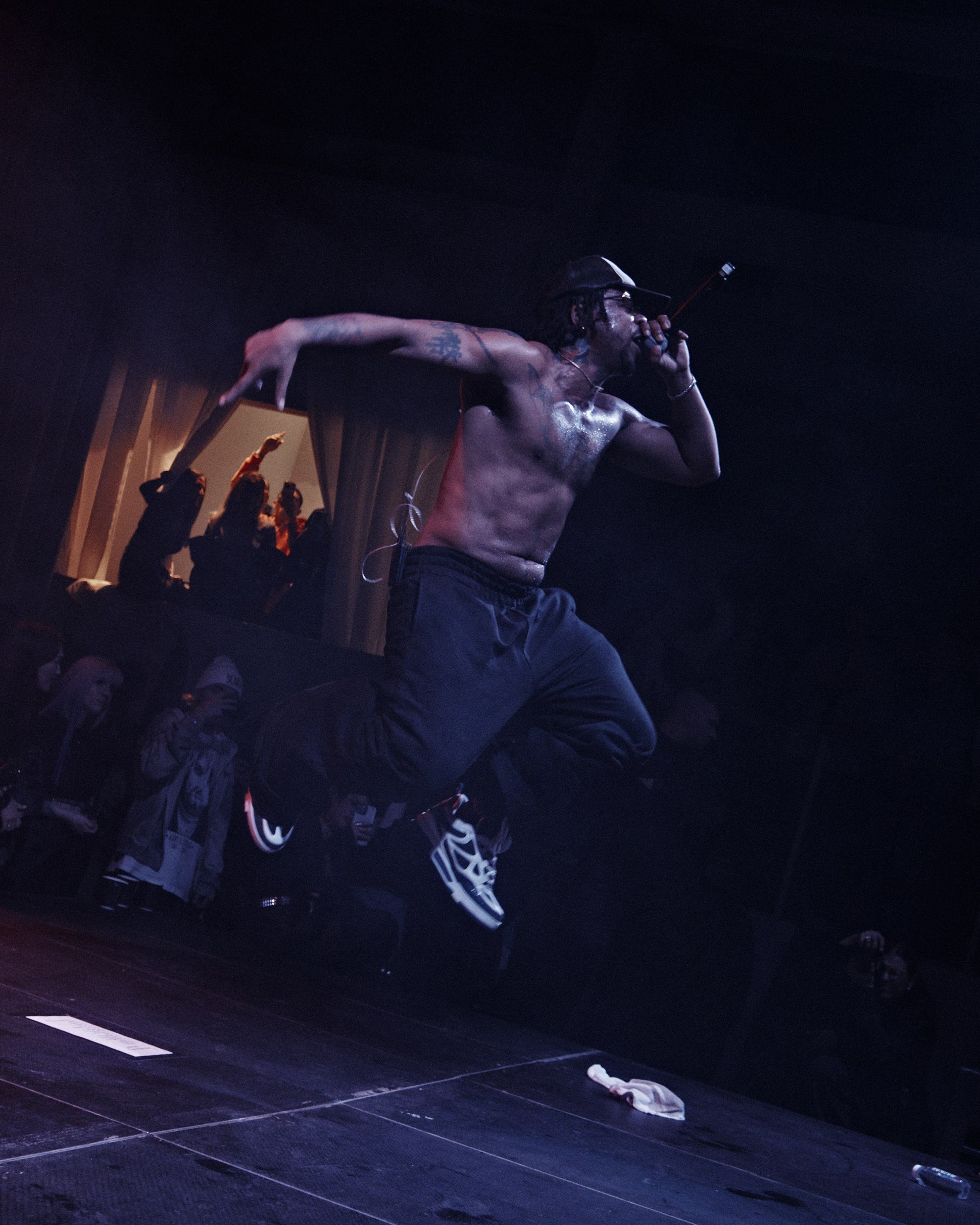 Azizi Gibson. NOIZOMAX Художественный фотограф в Дубай