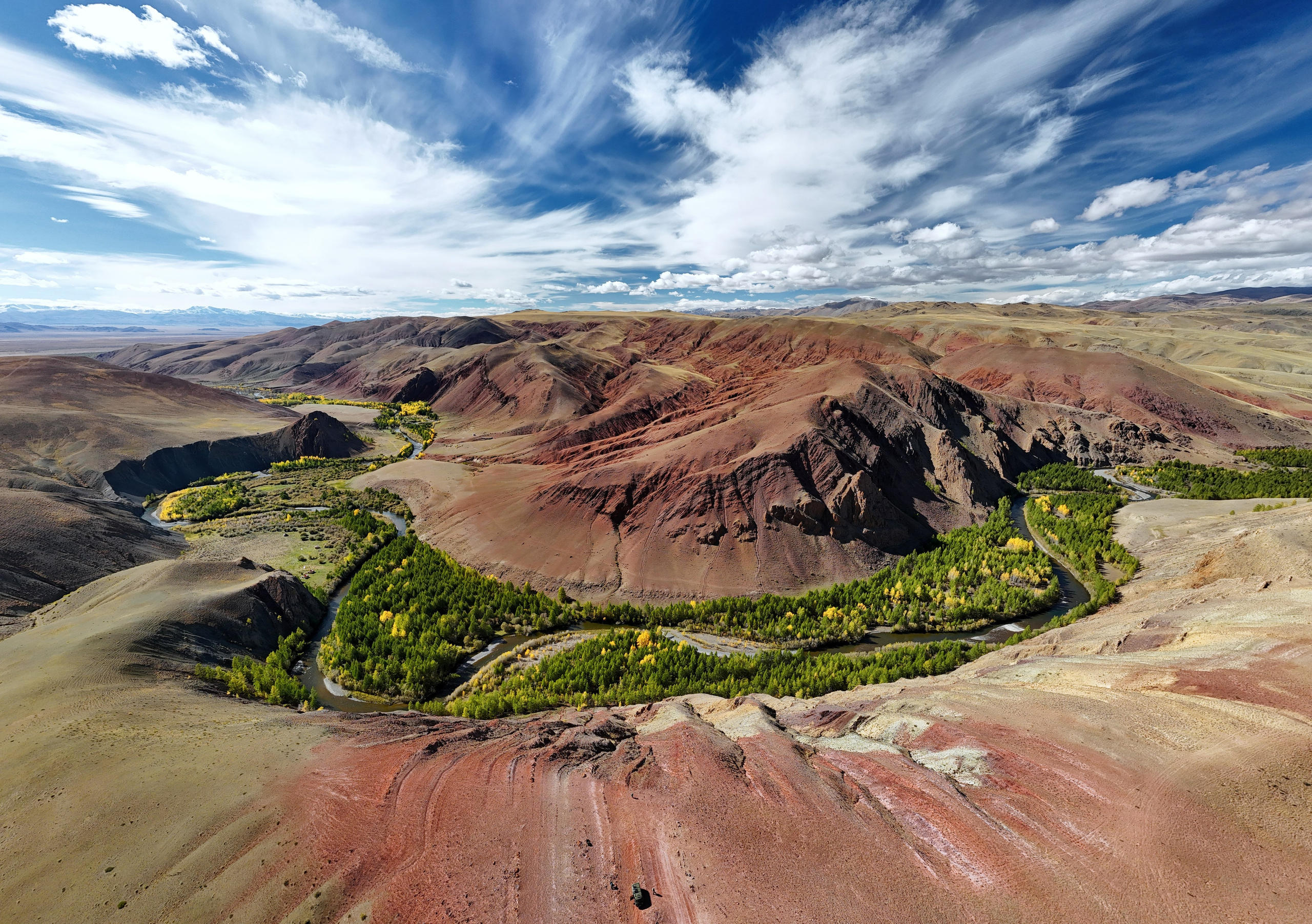 Вид с воздуха на каньон реки Кызылшин осенью