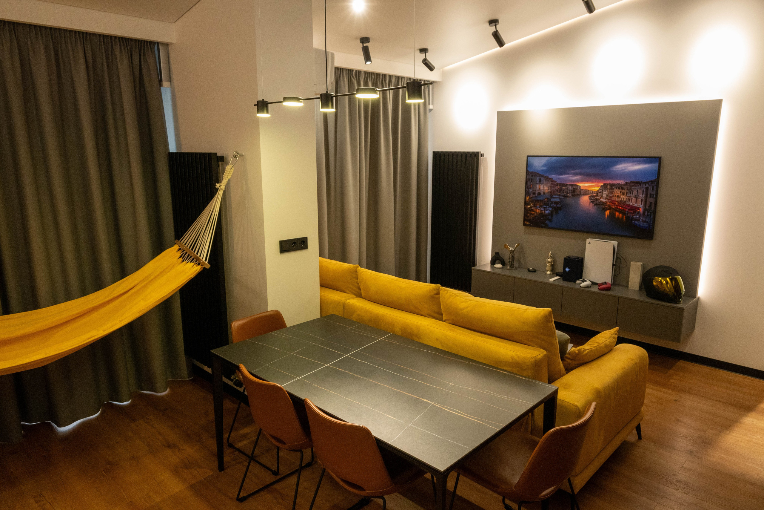 The apartment is on two levels. Fotograf Dmitrii Donets