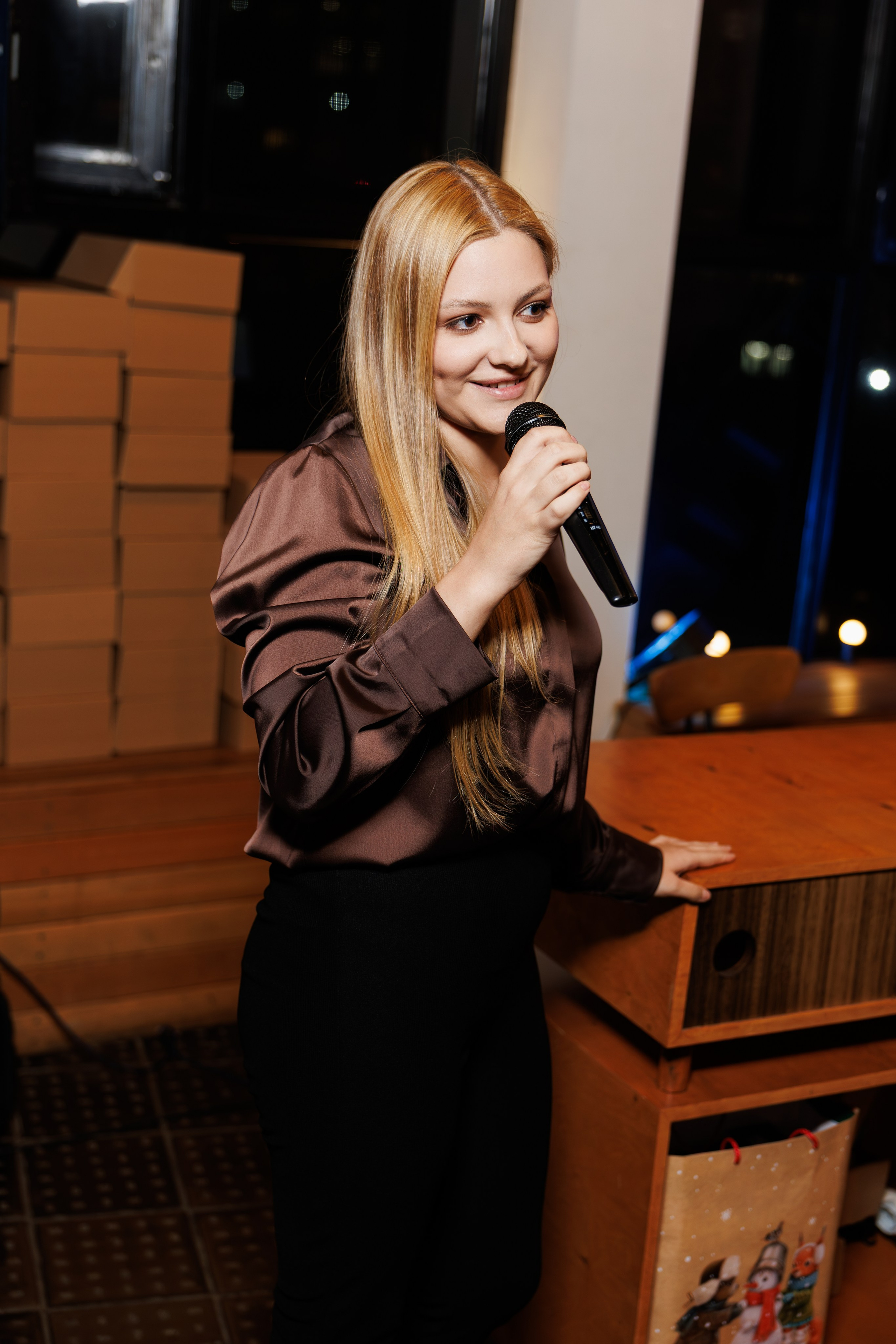 Фотография ведущей на корпоративном мероприятии в Москве.