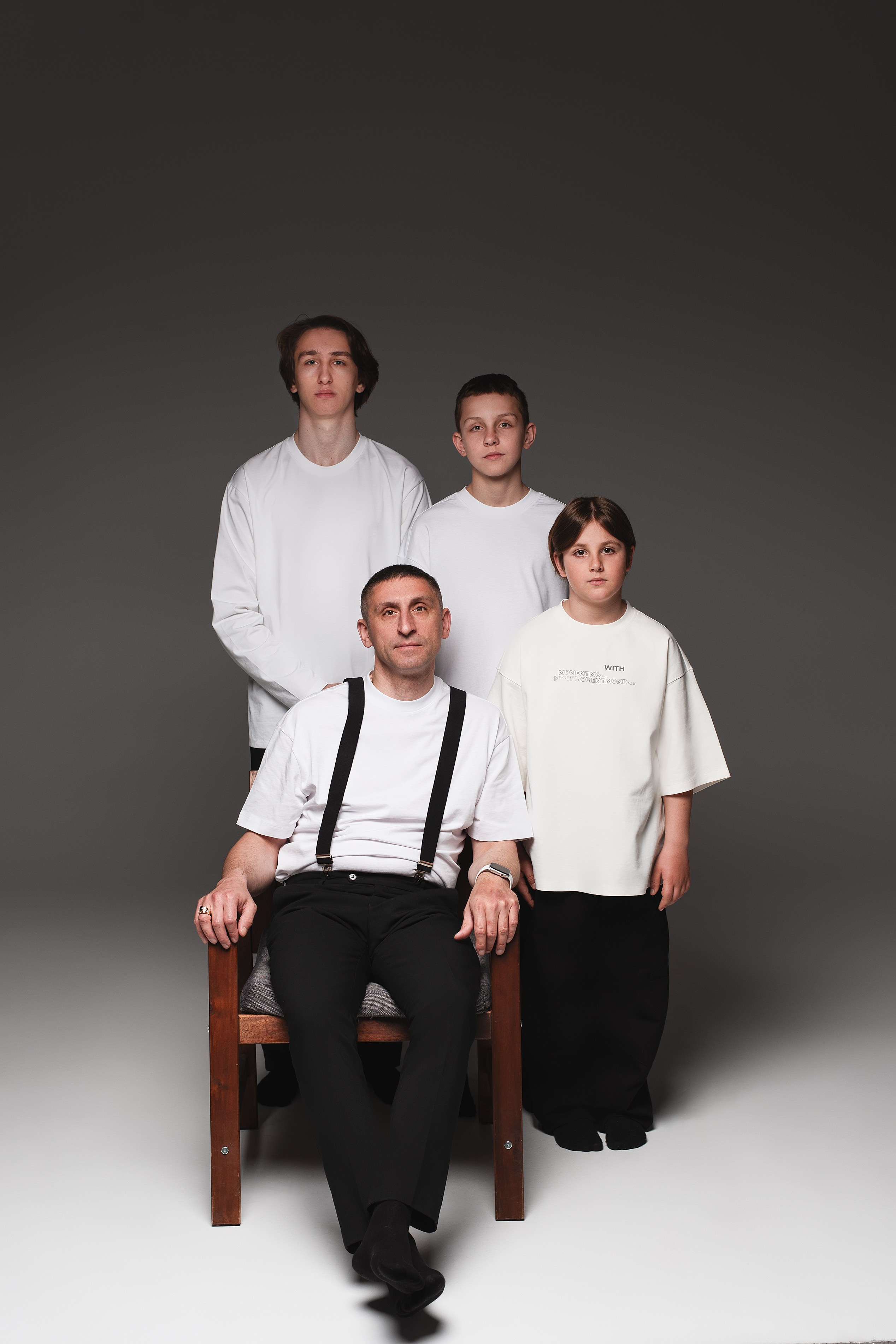 Семейная фотосессия на циклораме. Семейный фотограф в Южно-Сахалинске Анастасия Лимарева