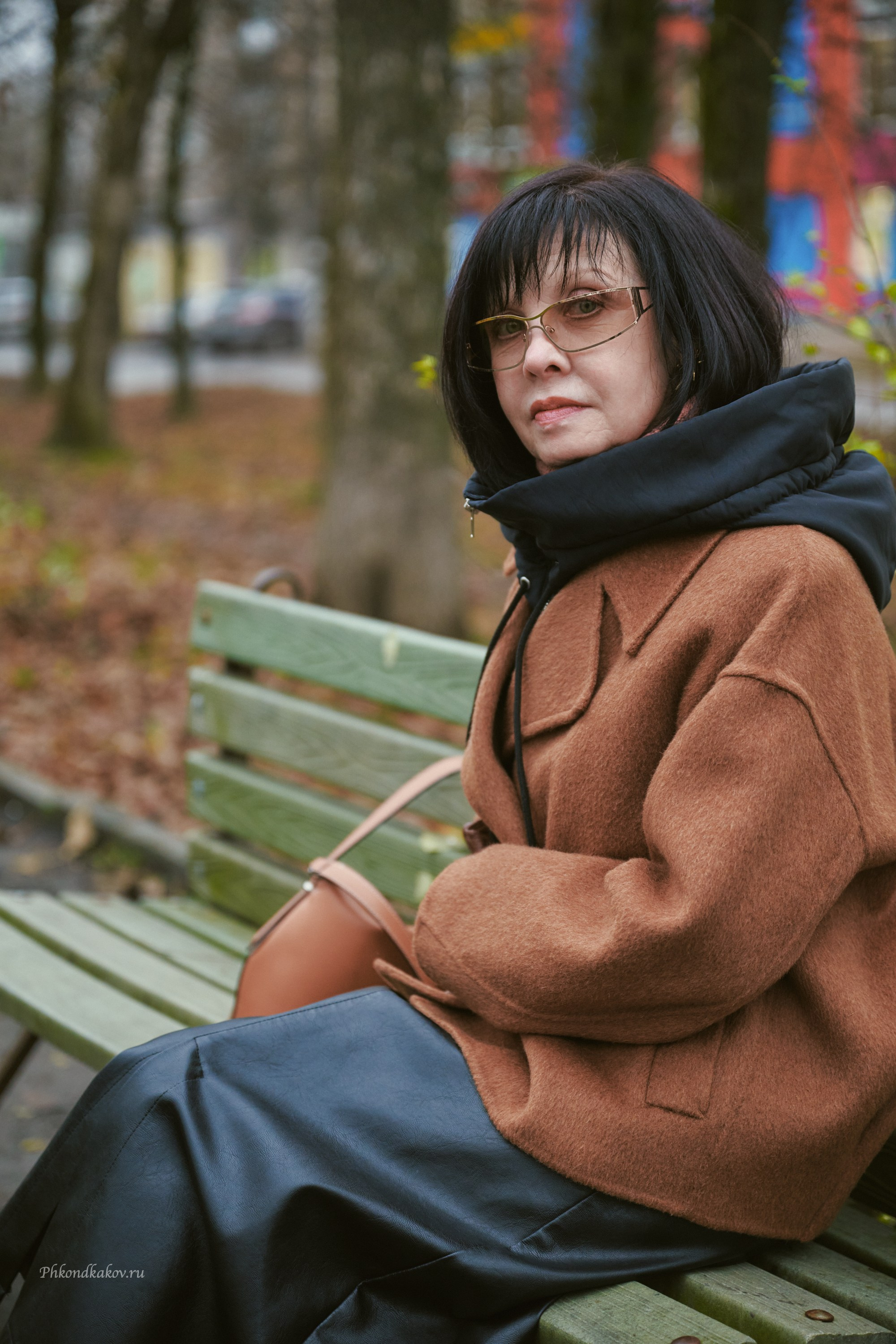 Женщина осенью на лавочке