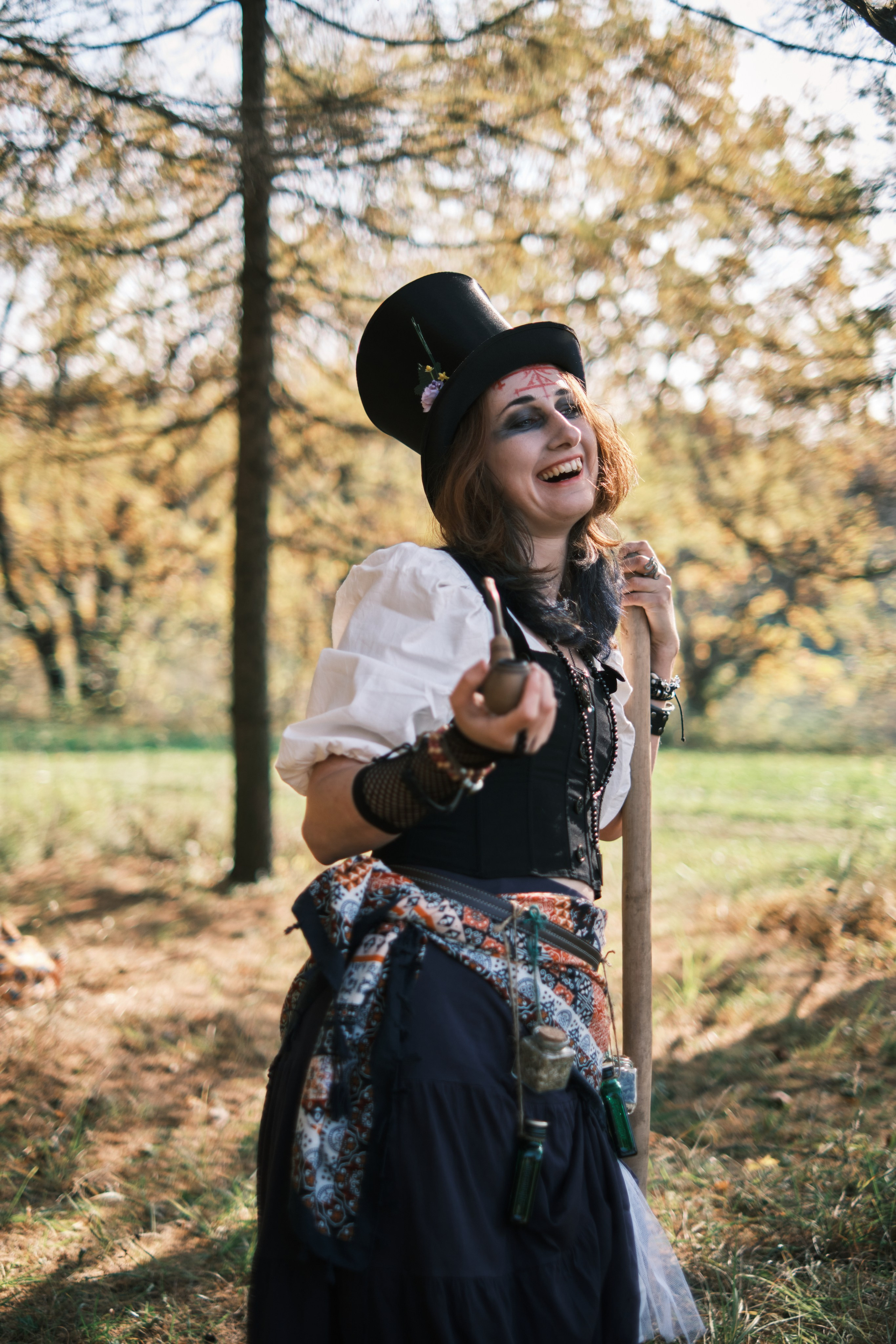 Девушка в шляпе и трубкой с лопатой