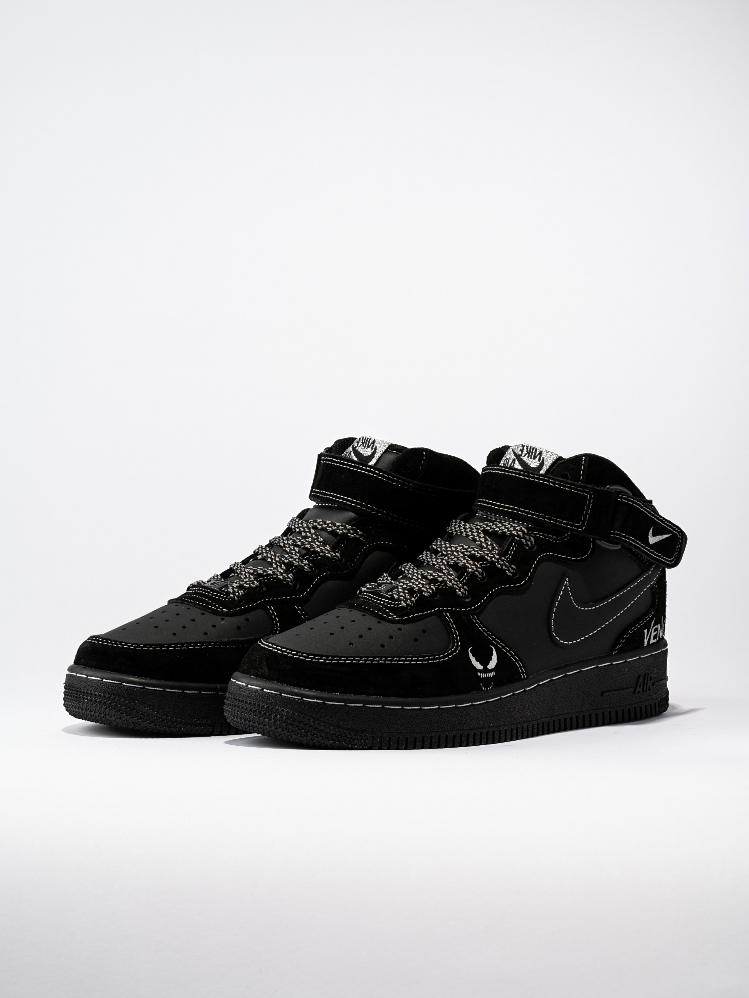 2023.10.24 — Фото кроссовок. Студия рекламной и предметной съемки товаров WELKO Studio