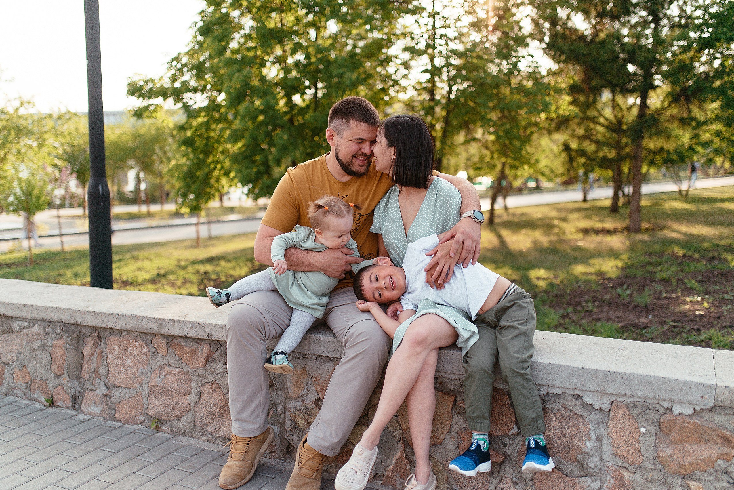 Семейная фотосессия на набережной. Семейный фотограф Дарья Едапина Новосибирск. Фотограф Дарья Едапина Новосибирск