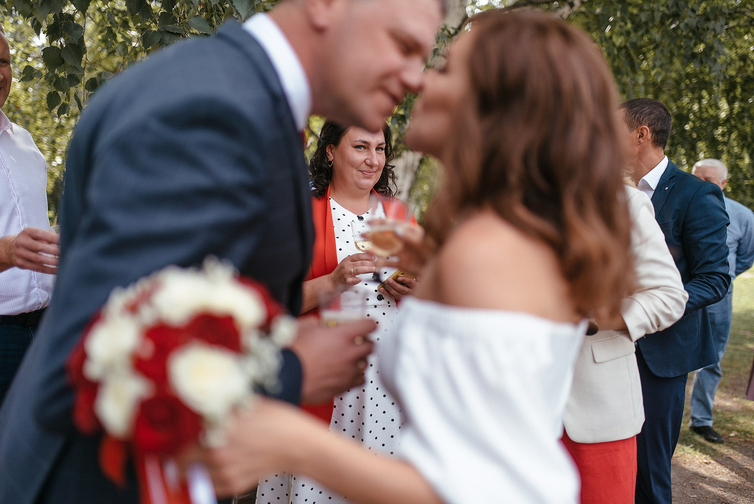 Уличная свадебная фотосессия в Краснообске. Свадебный  Фотограф Дарья Едапина Новосибирск. Фотограф Дарья Едапина Новосибирск