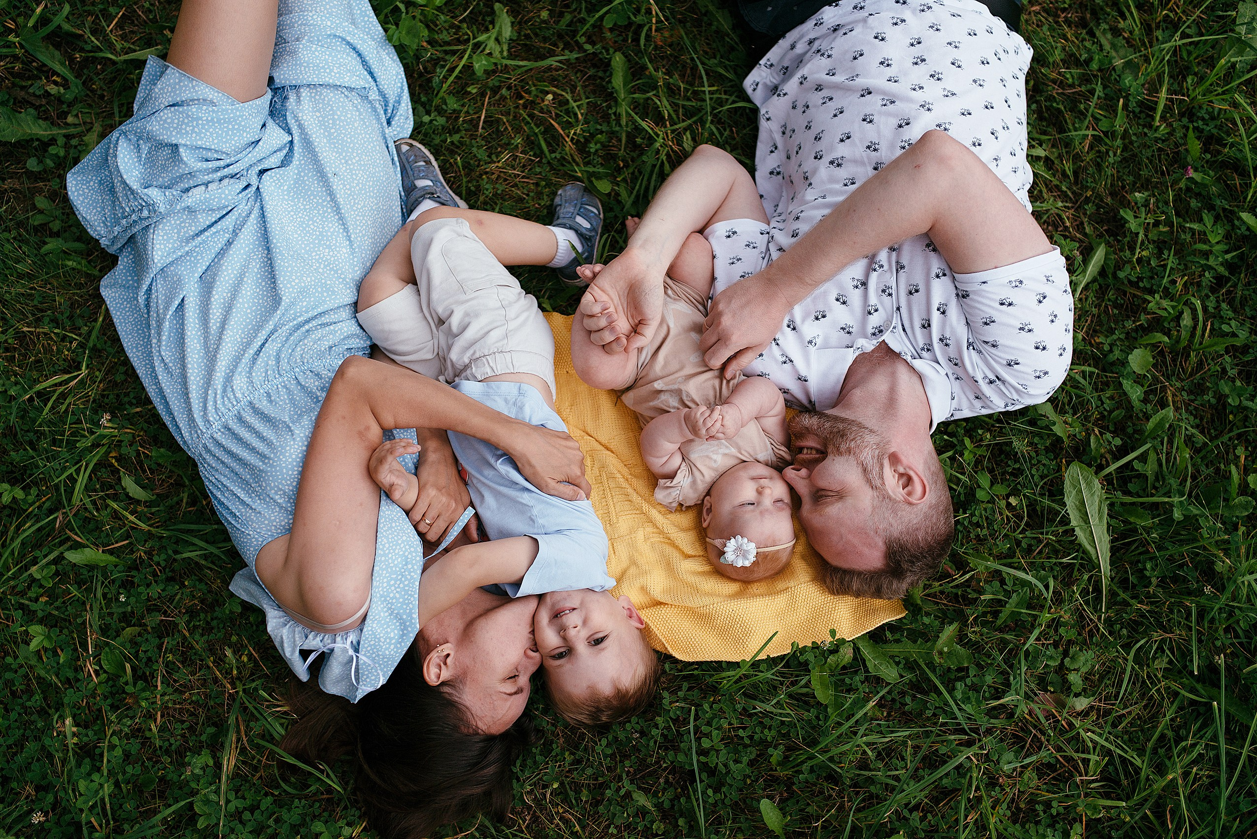 Уличная семейная фотосессия в парке. Семейный фотограф Дарья Едапина Новосибирск. Фотограф Дарья Едапина Новосибирск