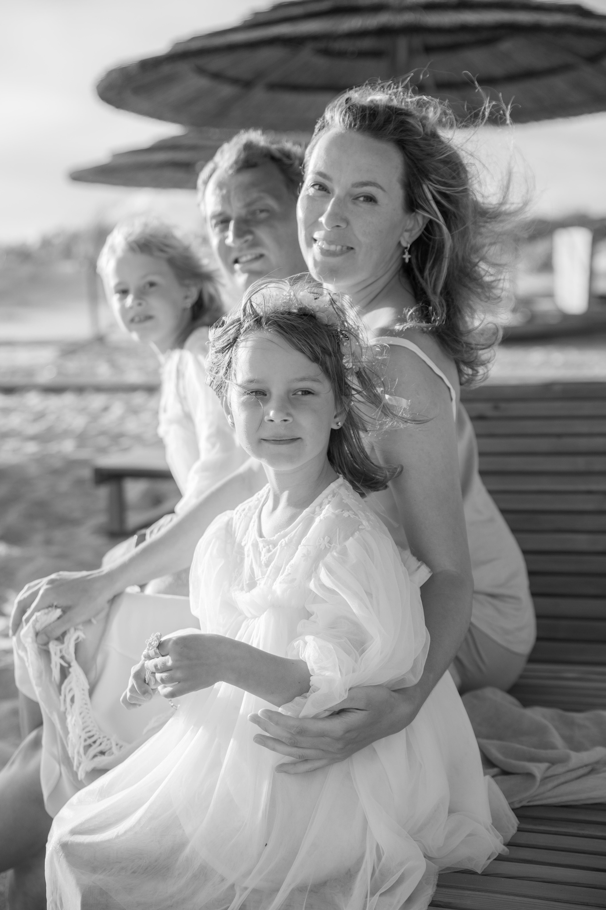 Family on the ocean. Professional Photographer in Portugal. Oksana Lomnova