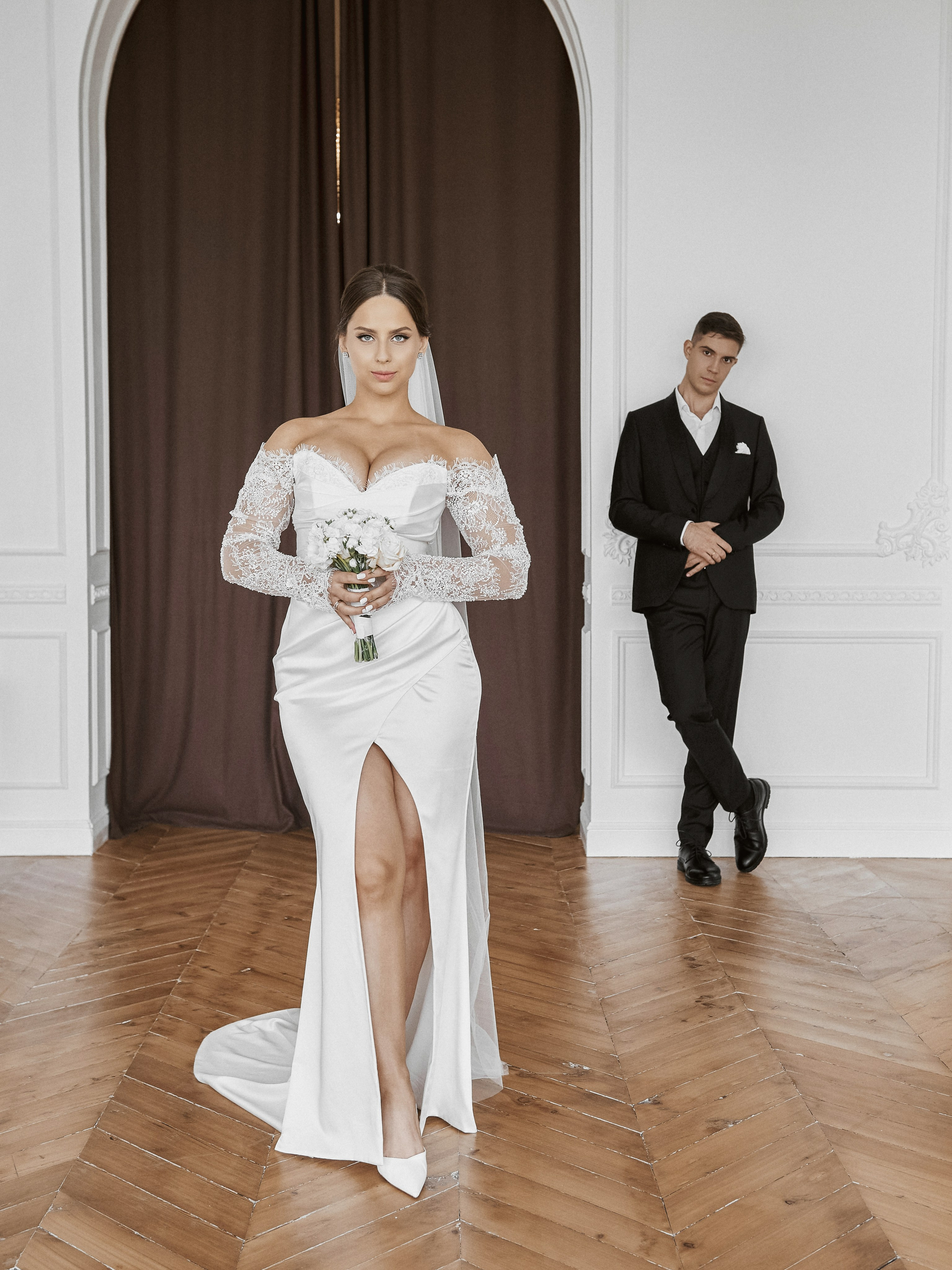 Атмосферная свадебная фотосессия пары в студии