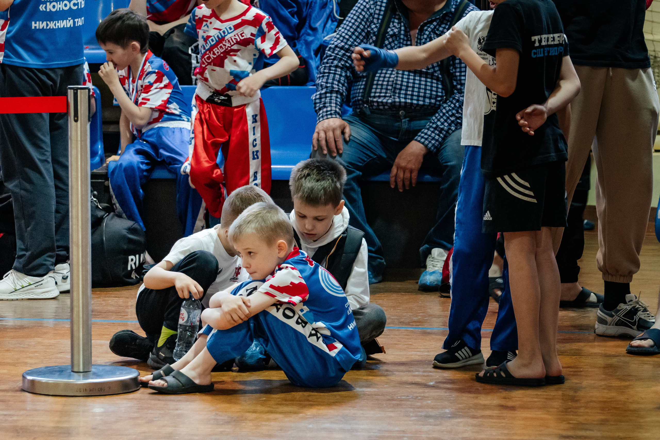 Дети сидят в ожидании
