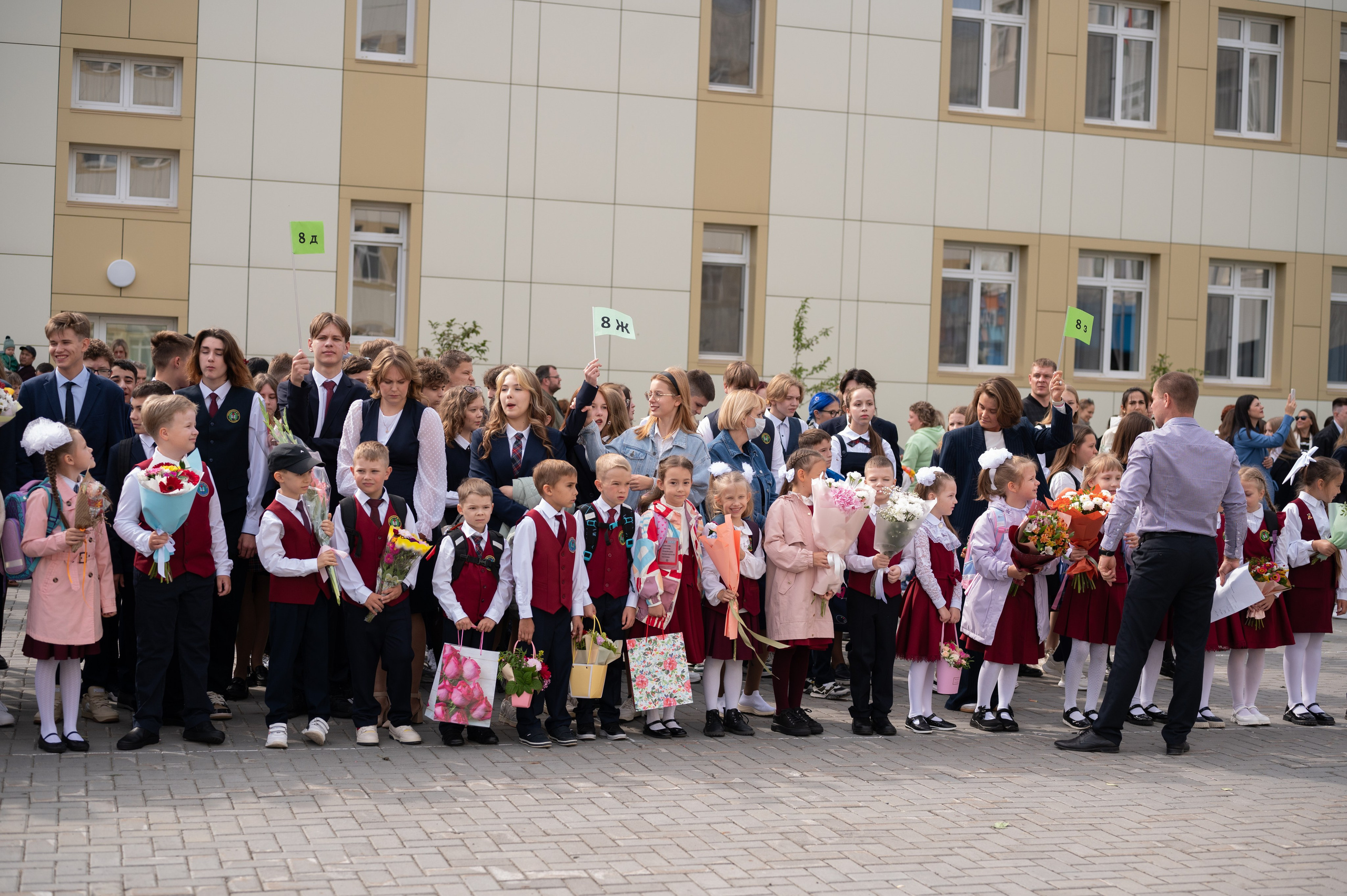 1 сентября 16 гимназия 2 класс (линейка + в классе+ на улице). Фотограф новорожденных, семейный детский в Тюмени Татьяна Морозова