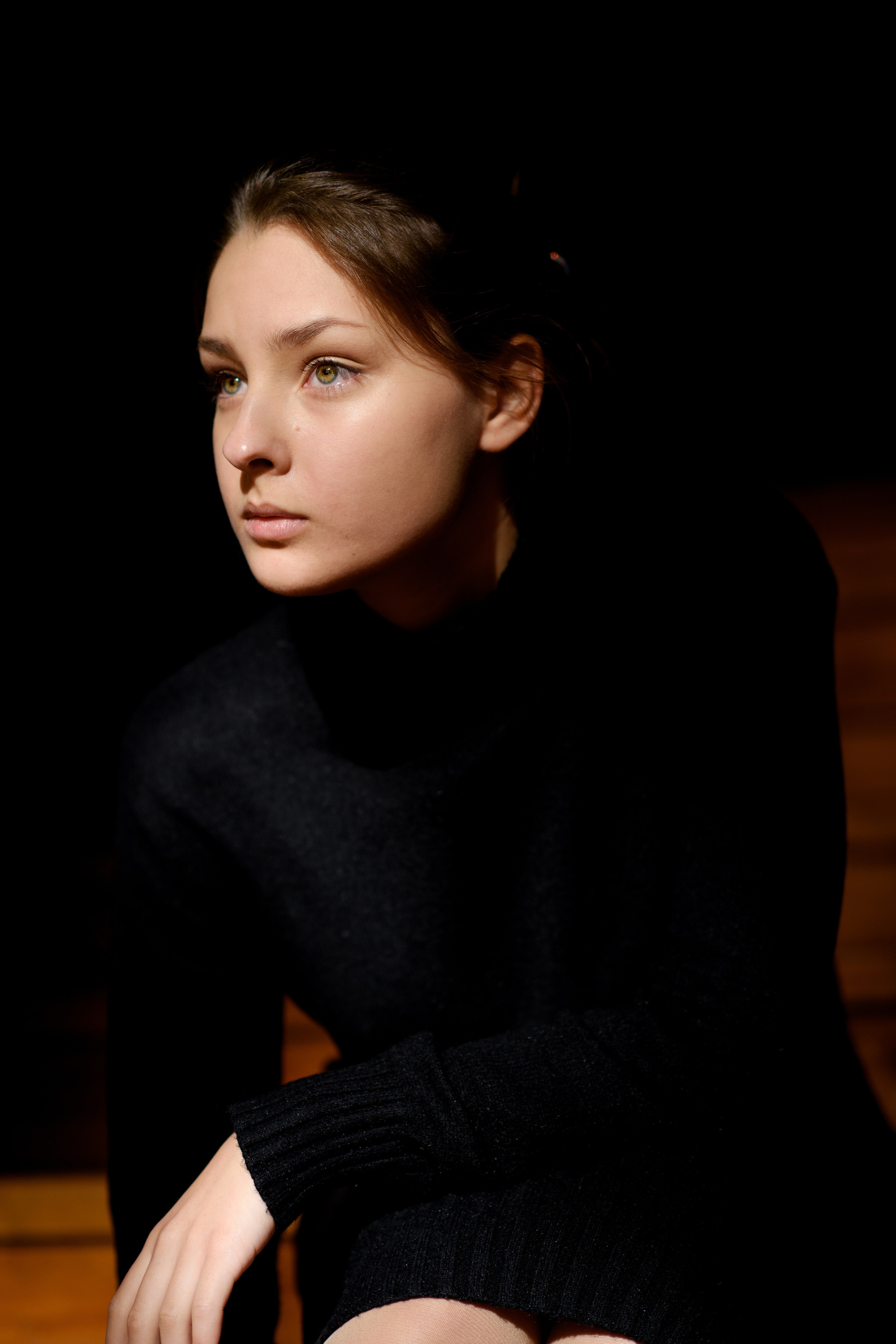 Фотосессия девочки подростка в Коломенском в темном ключе. Главная