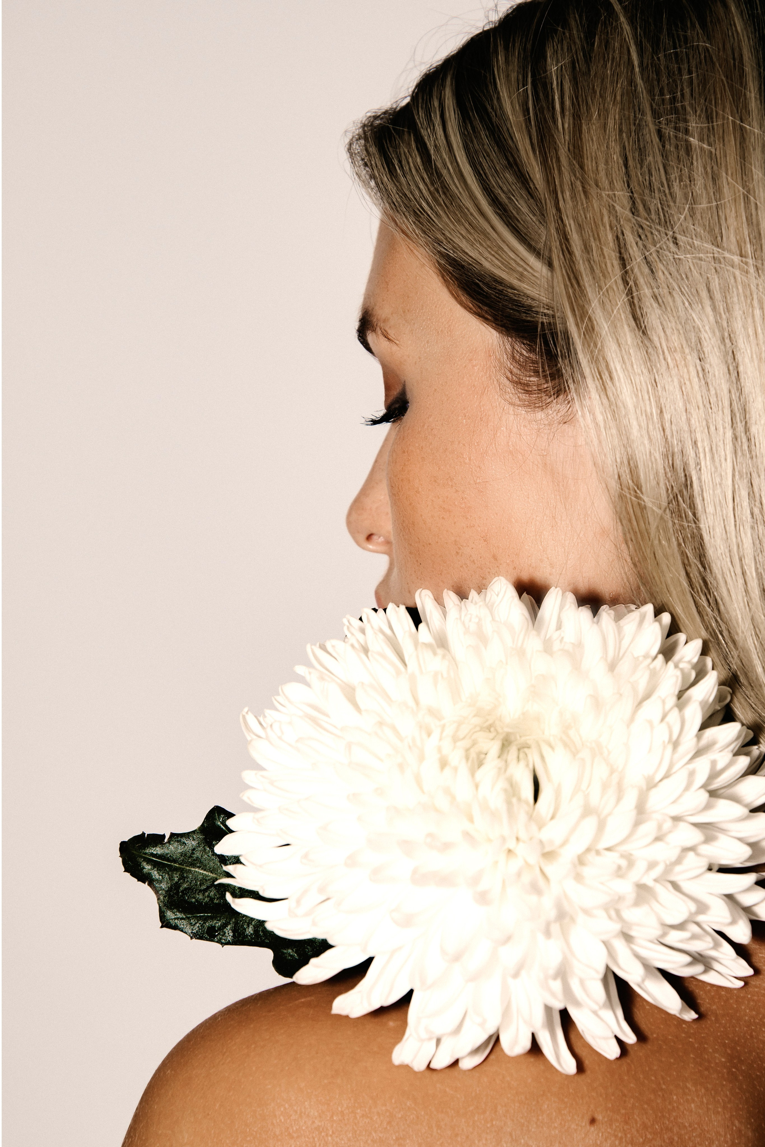 Портретная с цветком. Фотографы в Тюмени Андрей и Лидия Войвод