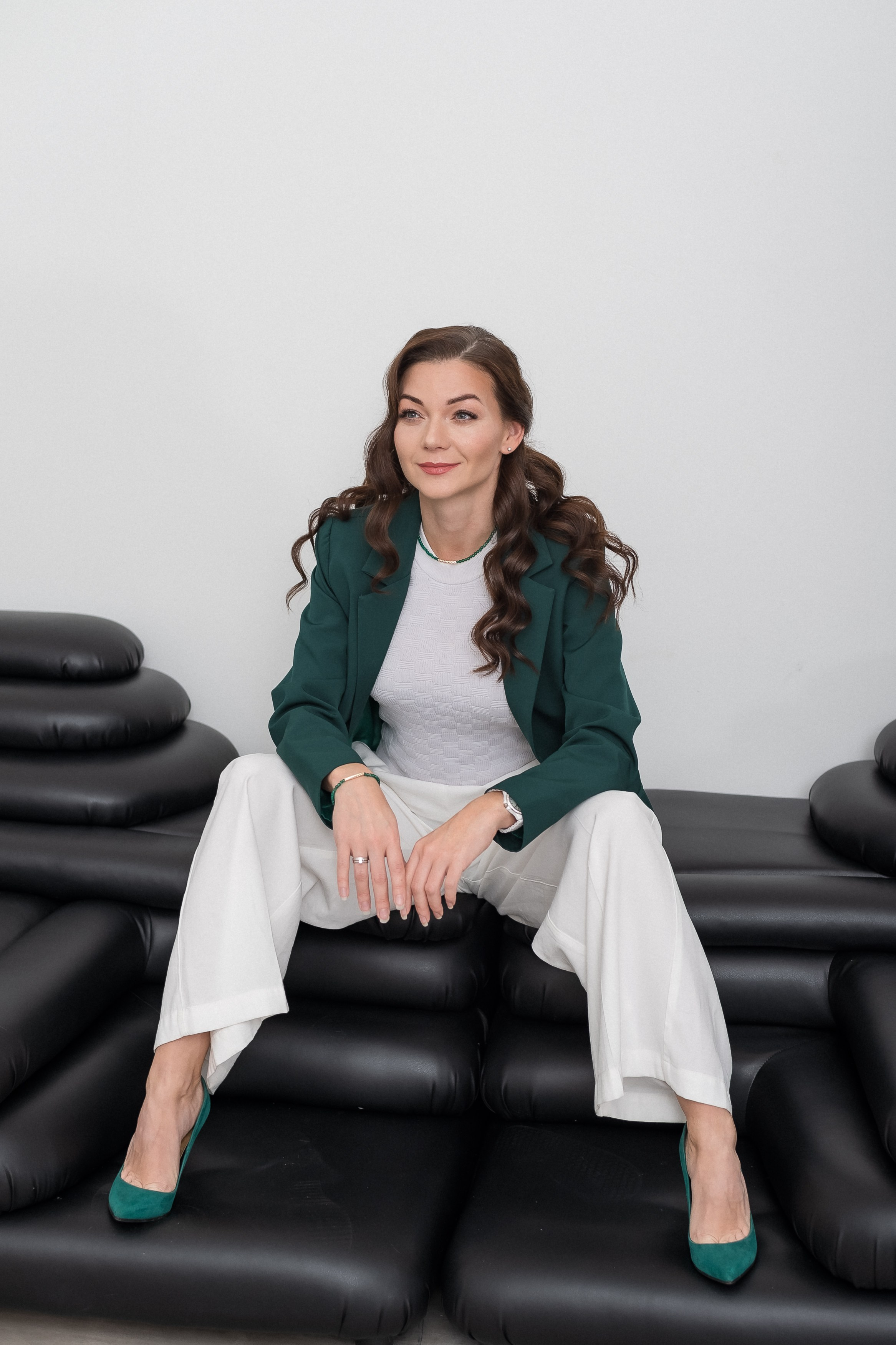 В светлой минималистичной студии. КОНТЕНТ |БРЕНД фотограф Санкт-Петербург — Жанна Олтаржевская