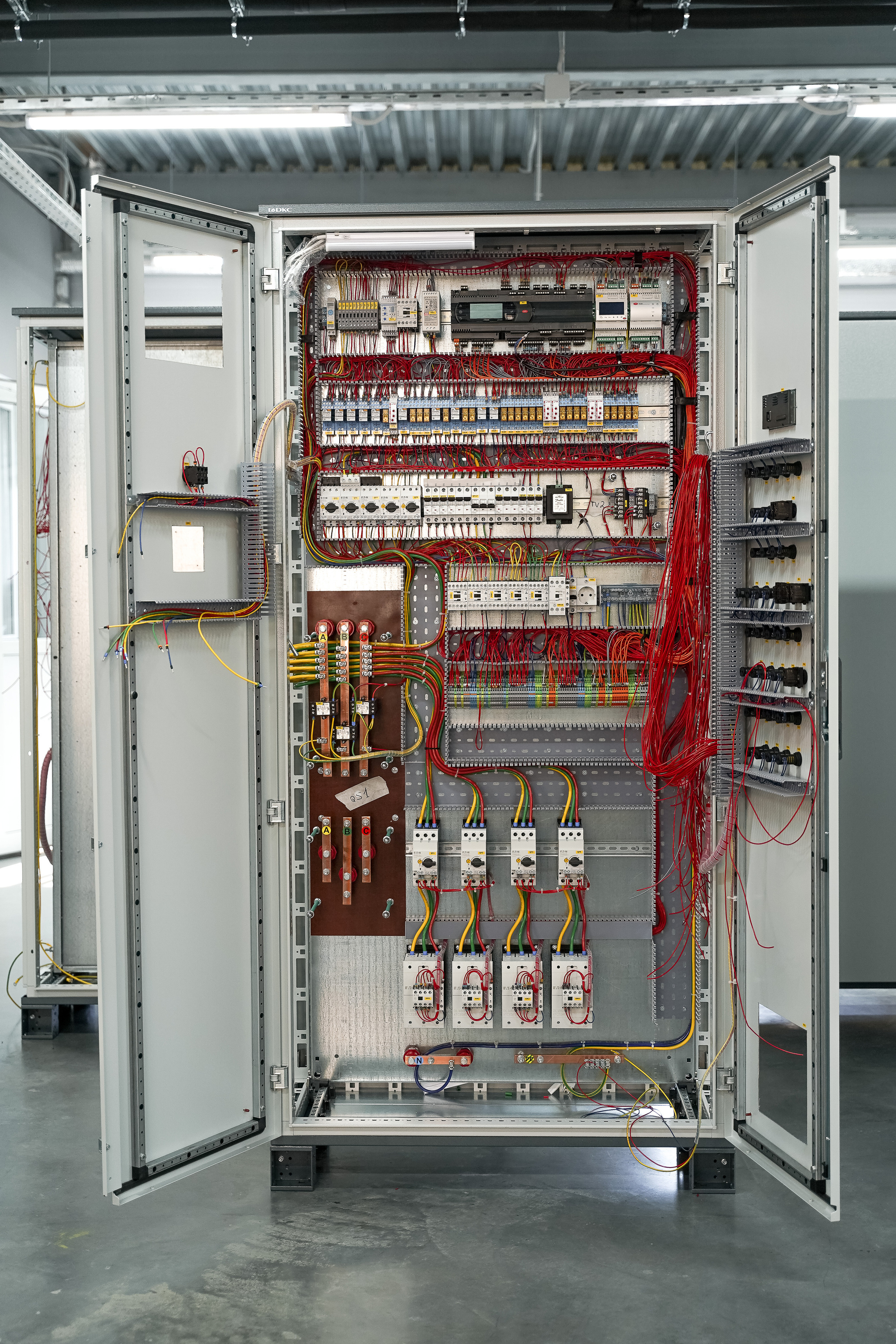 Фотосессия на производстве электрических шкафов