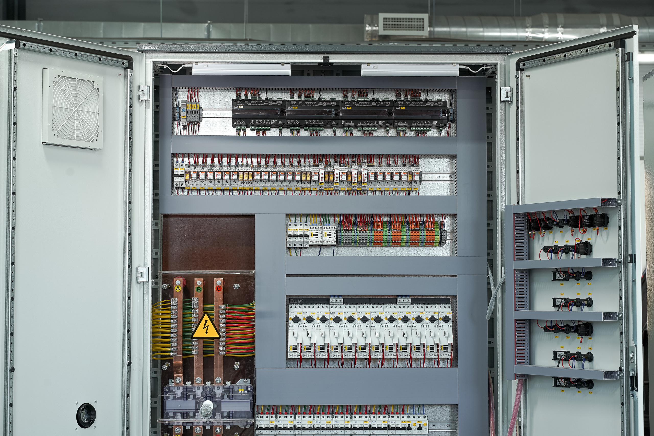 Фотосессия на производстве электрических шкафов