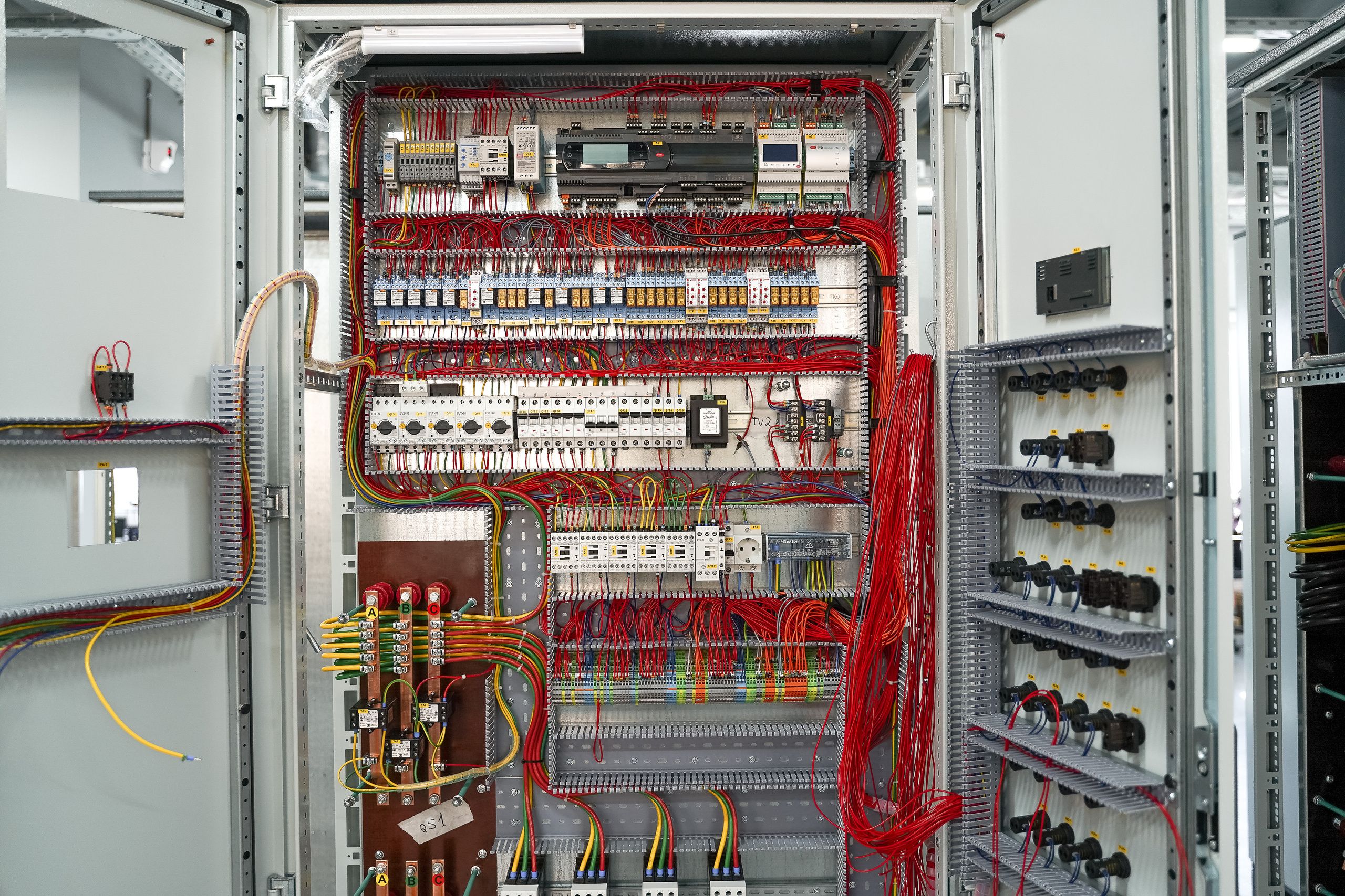 Фотосессия на производстве электрических шкафов