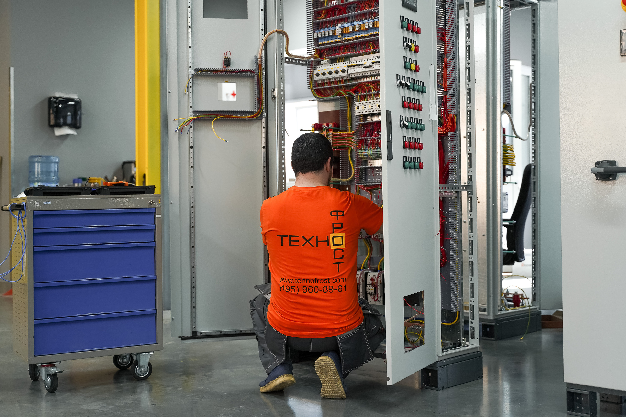 Фотосессия на производстве электрических шкафов