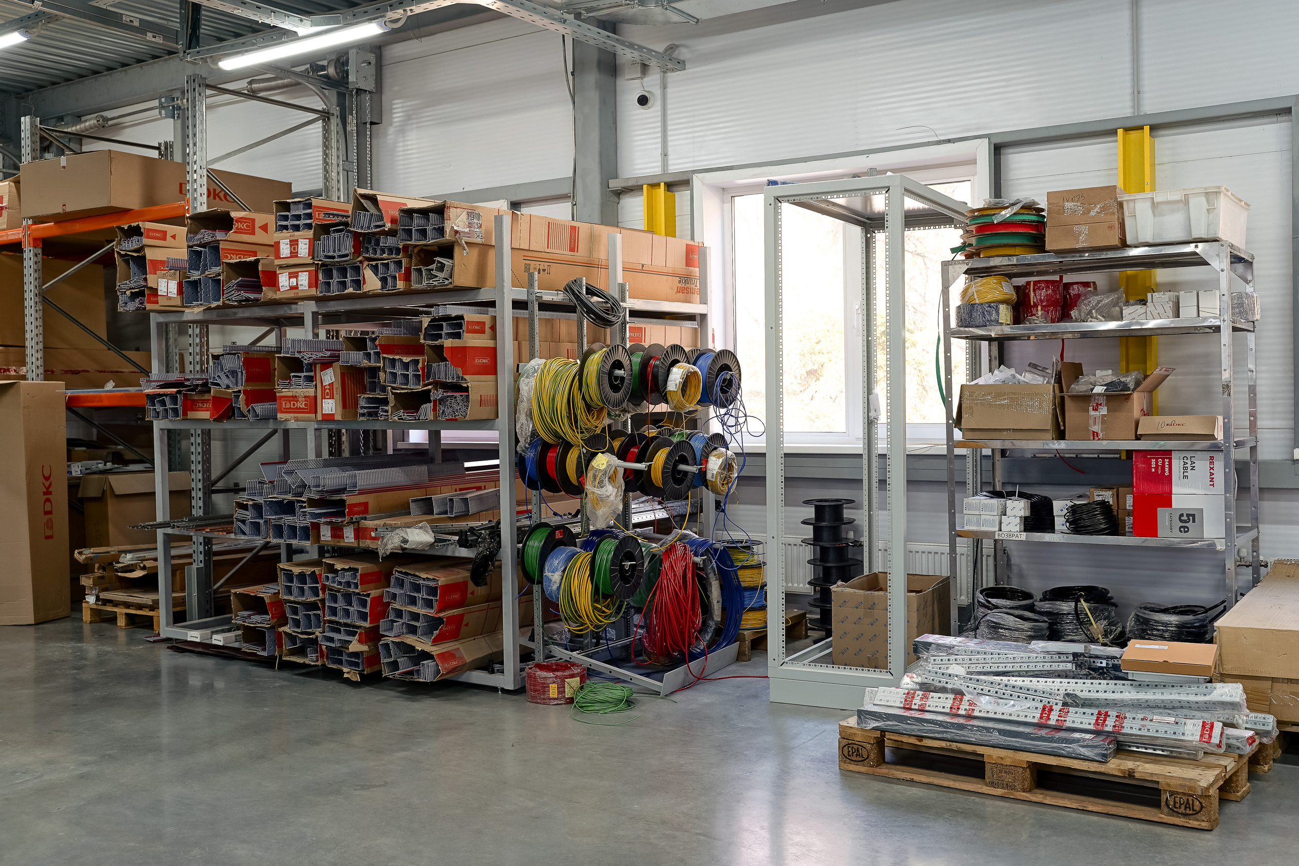 Фотосессия на производстве электрических шкафов