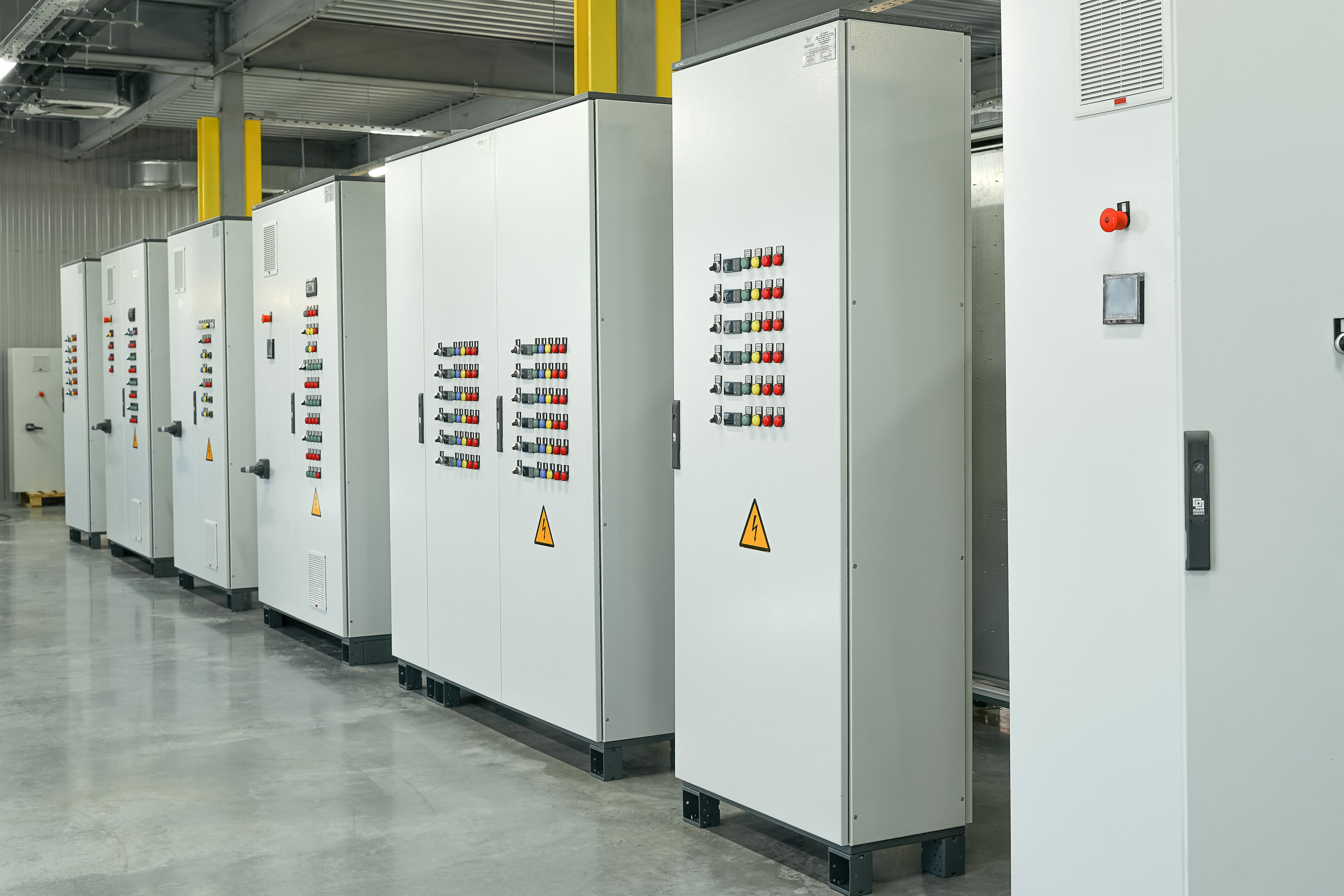 Фотосессия на производстве электрических шкафов