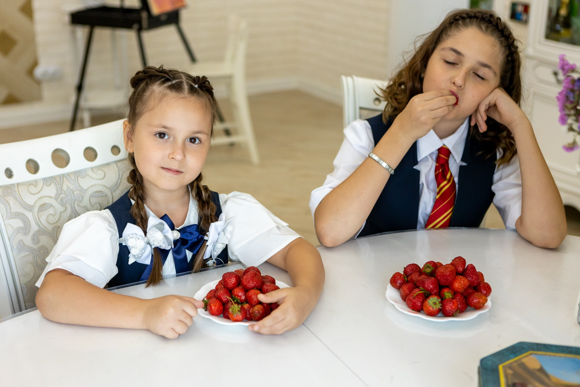 Элина и Аделина идут в школу. Фотограф в Оренбурге. Профессиональный фотограф