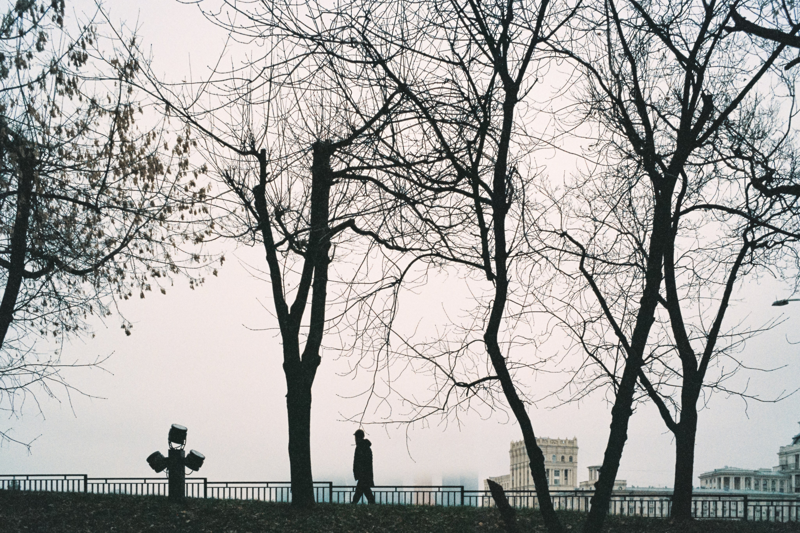 Человек идет по Ростовской набережной в Москве