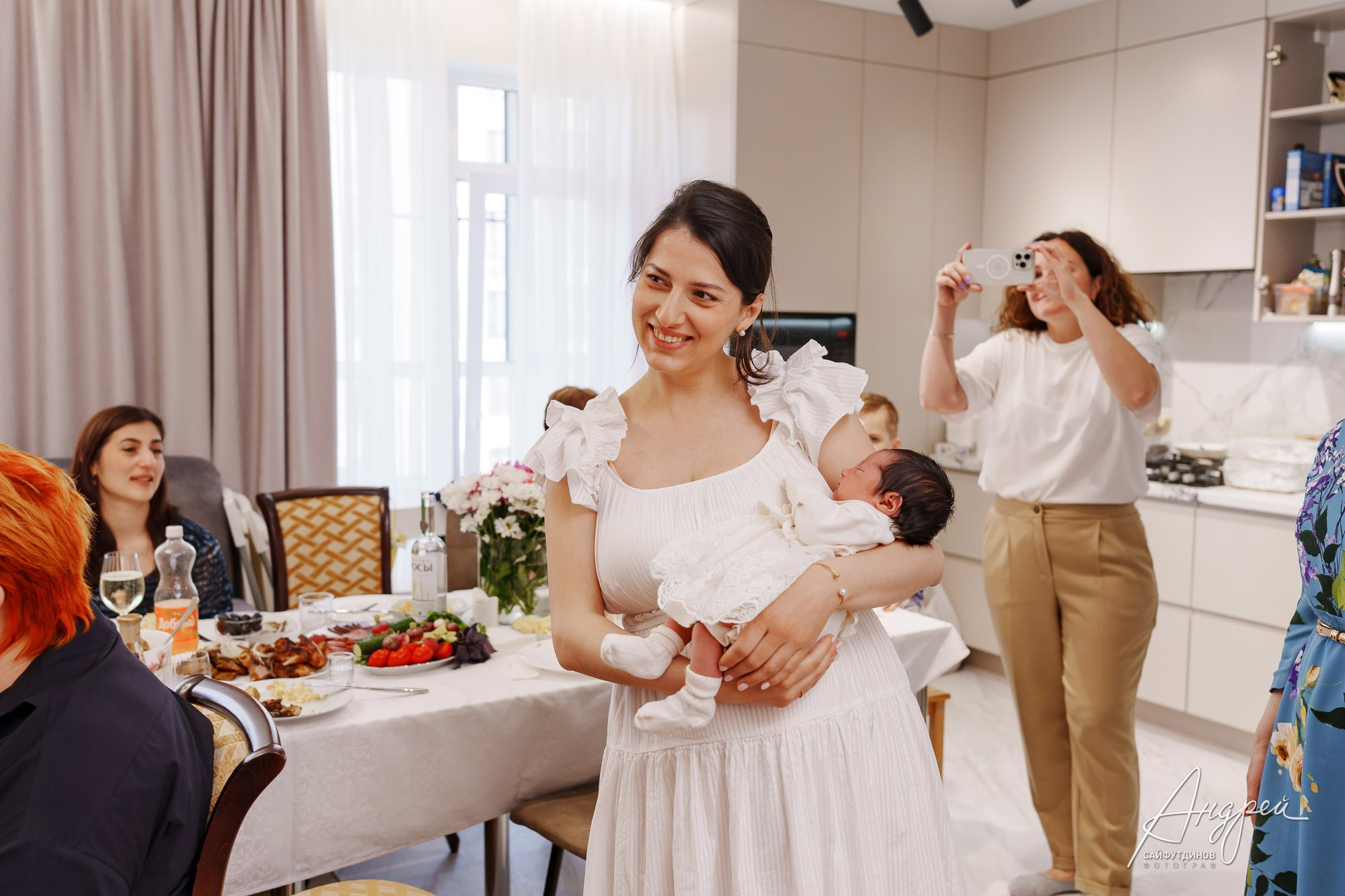 Домашнее застолье в честь рождения девочки, семейная фотосессия праздника в Ростове-на-Дону, фотограф Андрей Сайфутдинов.