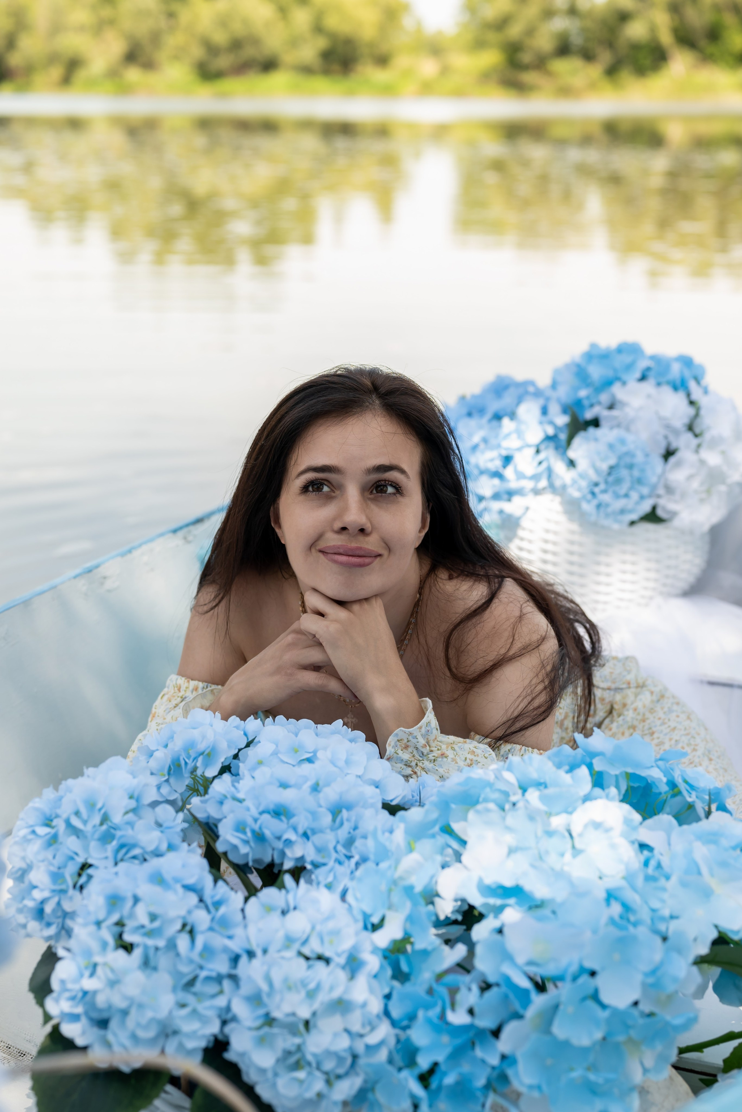 Фотопроект на лодке с голубыми гортензиями. Фотограф в городе Салават