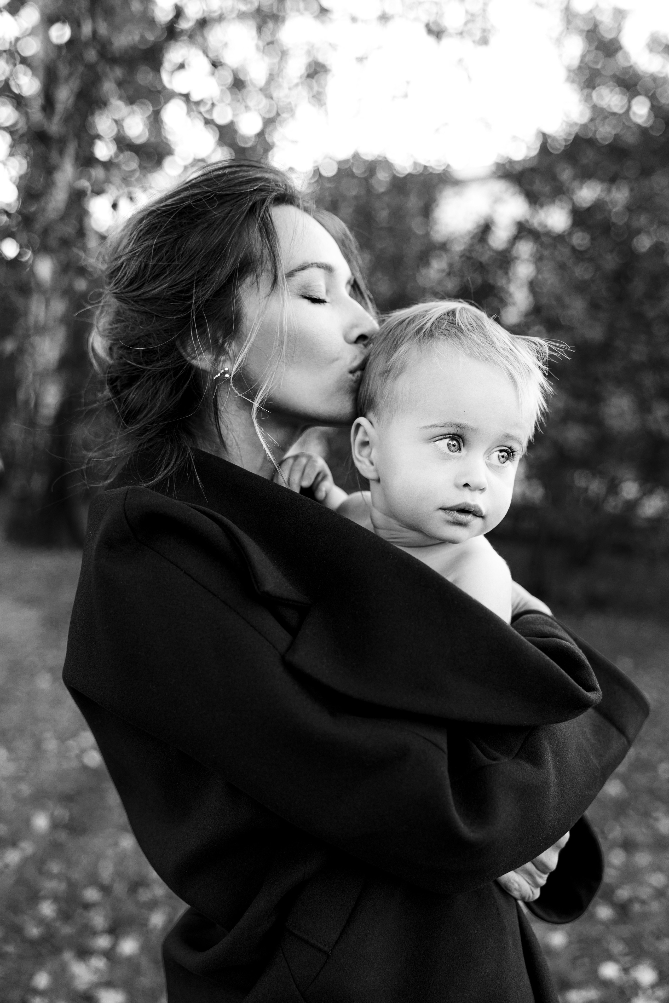 Фотосессия на улице, стильная семейная фотосъемка, стрит фотосессия, фотосессия в Москве, московский семейный фотограф, фотография ребенка, фотосессия с сыном, фотосессия с малышом, чб фотосессия, женский портрет, мать и сын, мама с малышом, парк ВДНХ, фотопрогулка в парке, фотосессия в парке, черное пальто, красивая девушка, листва, лето в Москве, срочные фото, фотографии на паспорт, стильная прическа, ретро образ