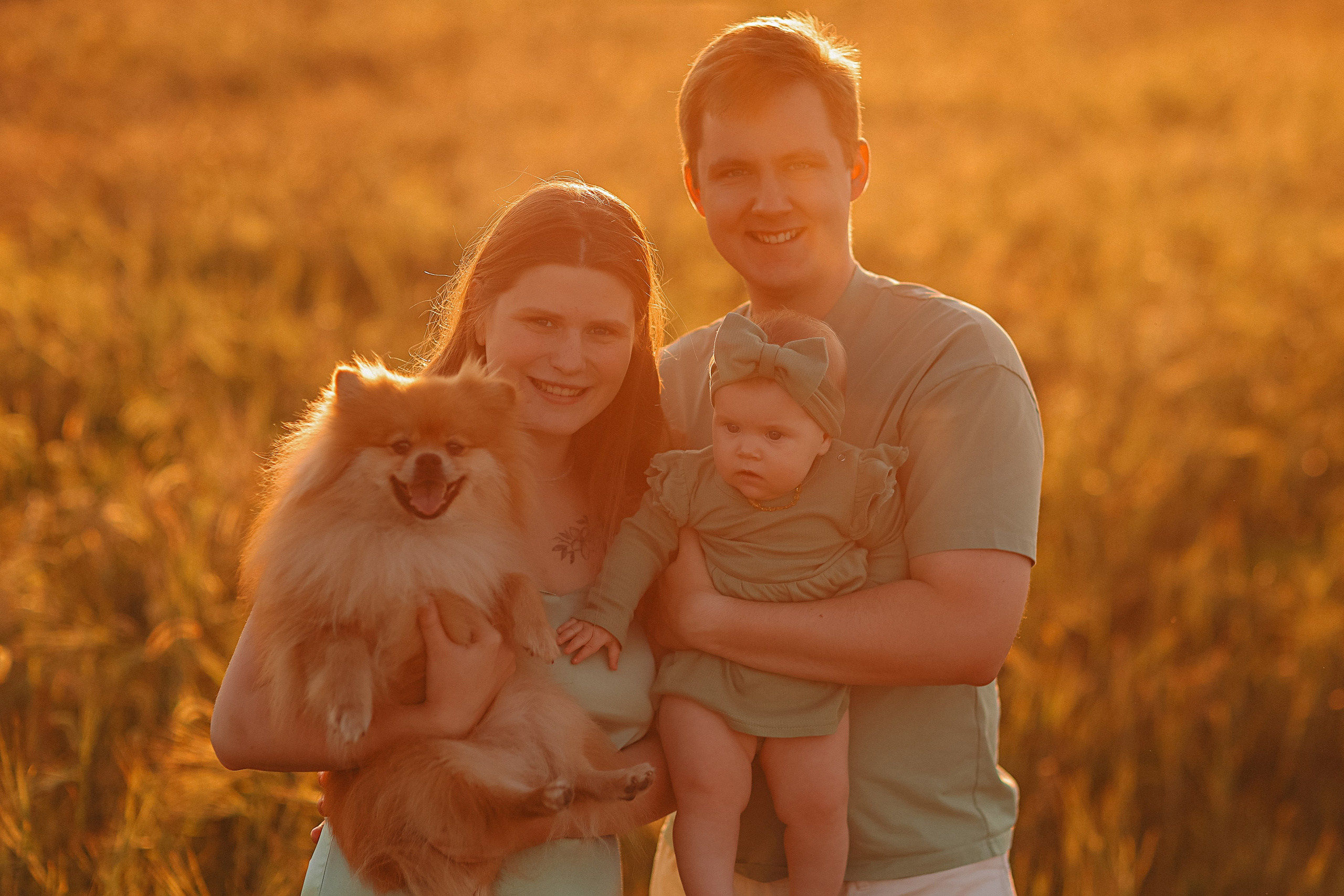 Закатное поле семейная. Семейный фотограф Тюмень, фотограф на роды Салмина Мария