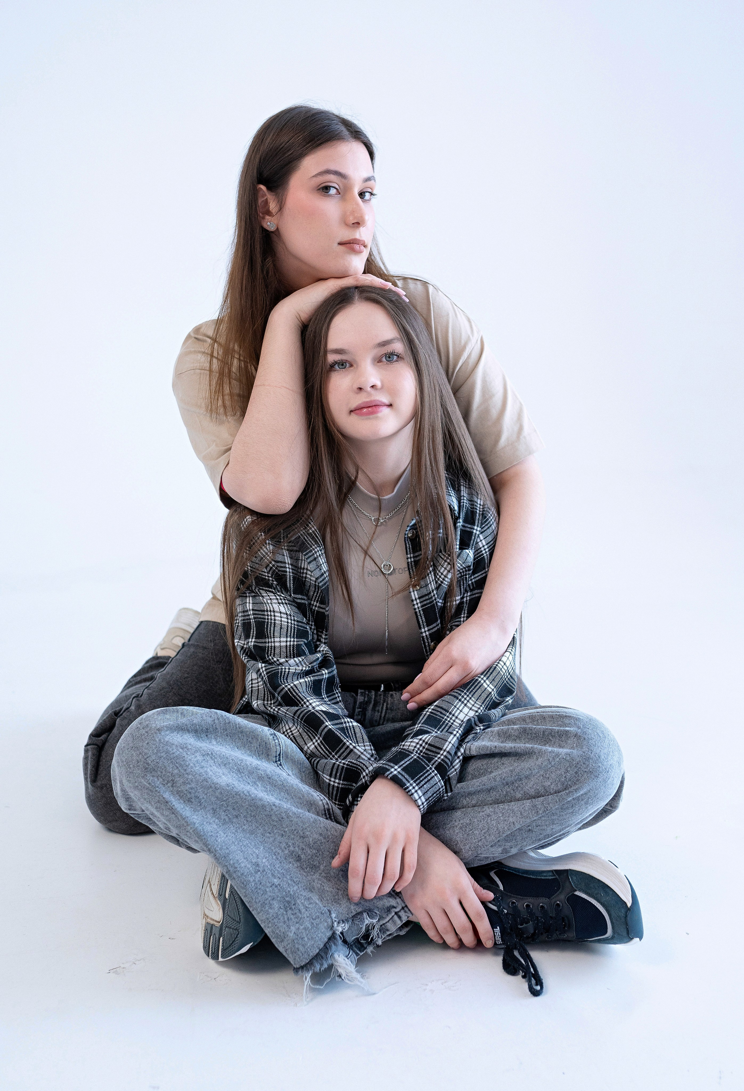 Выпускная фотосессия для выпускного класса в фотостудии на циклораме в Сургуте