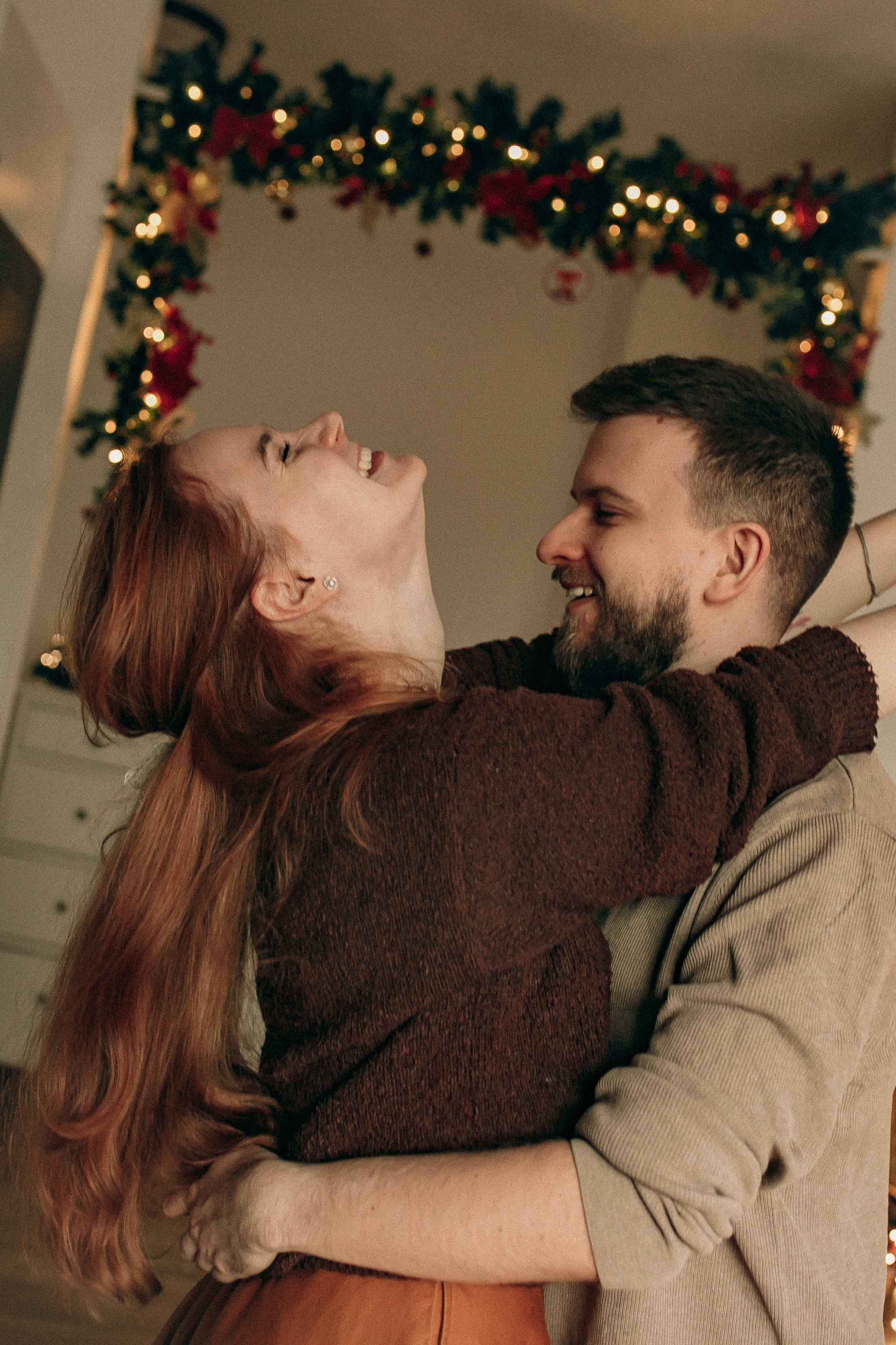 Предновогодняя love story. Молодая красивая пара танцуют и веселятся во время фотосессии.