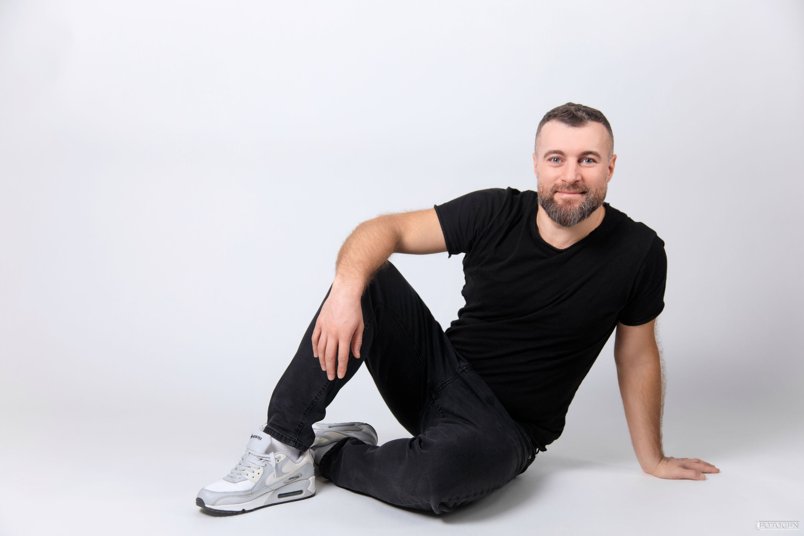 Профессиональная мужская фотосессия в Fotogen: Ваша история в кадре. Интерьерная фотостудия FOTOGEN г. Краснодар
