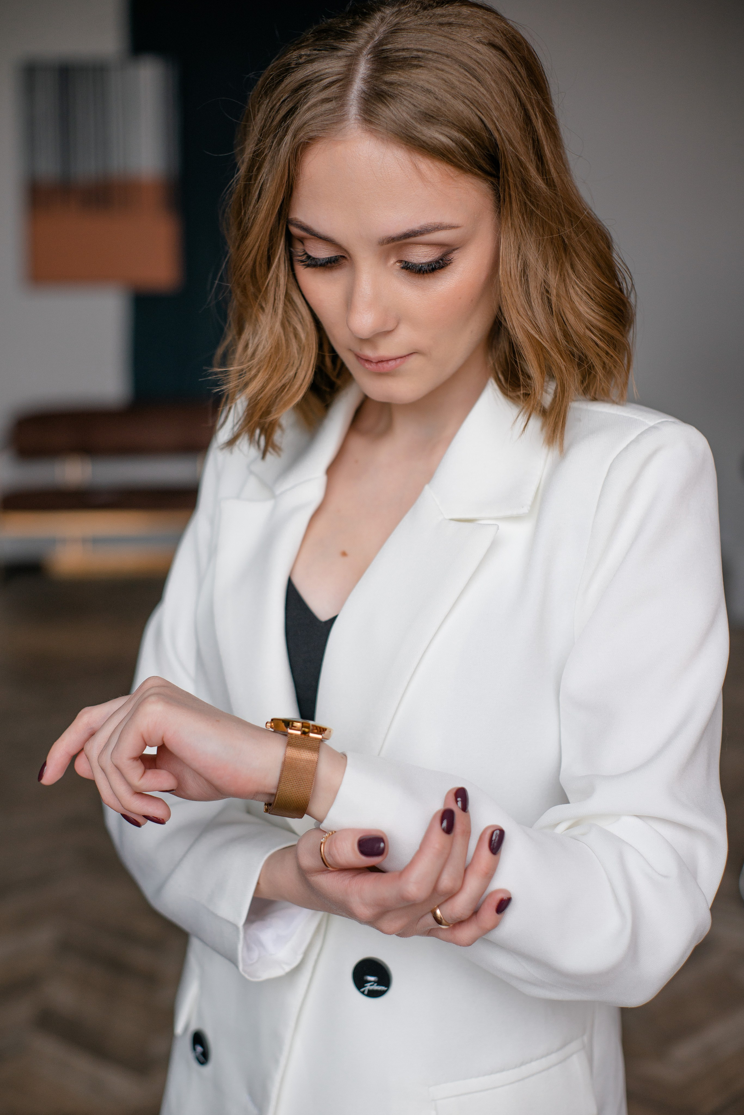 Девушка смотрит на часы / время