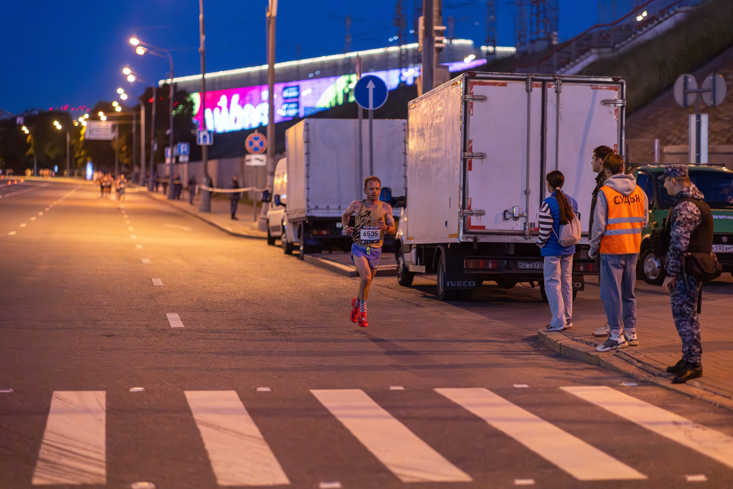 Ночной забег 2025. Фотограф Сергей Ловкий